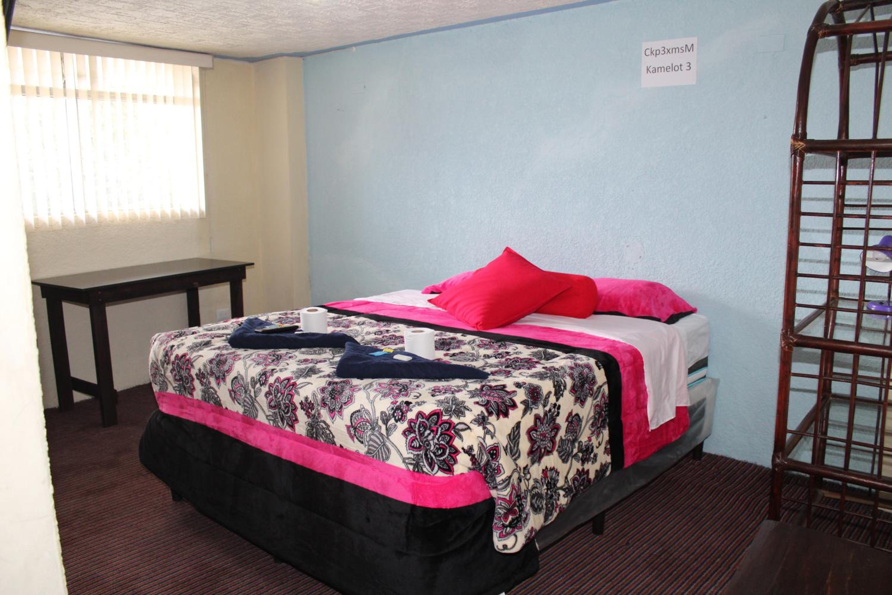Queen Room photo 2