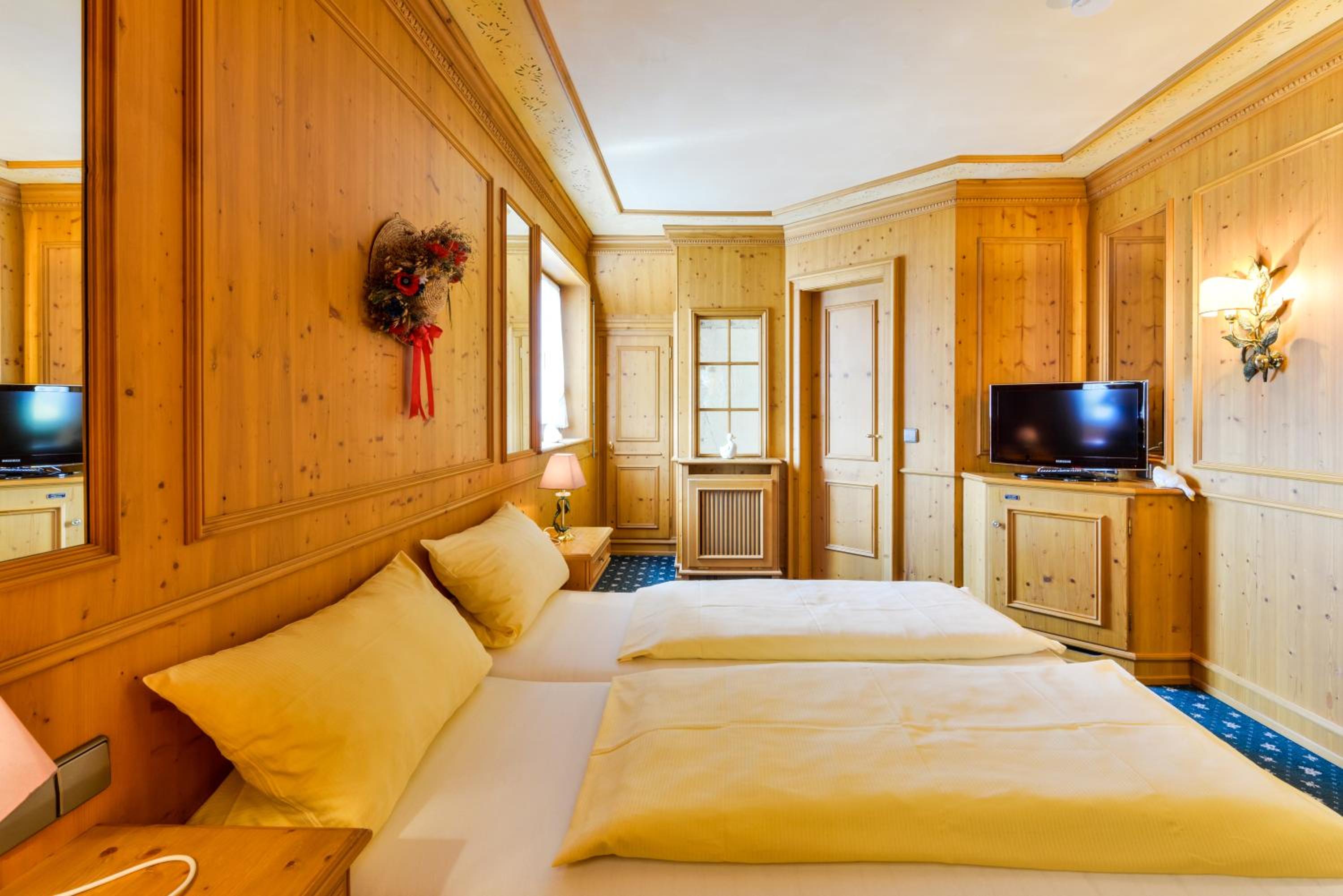 Suite - Photo 1
