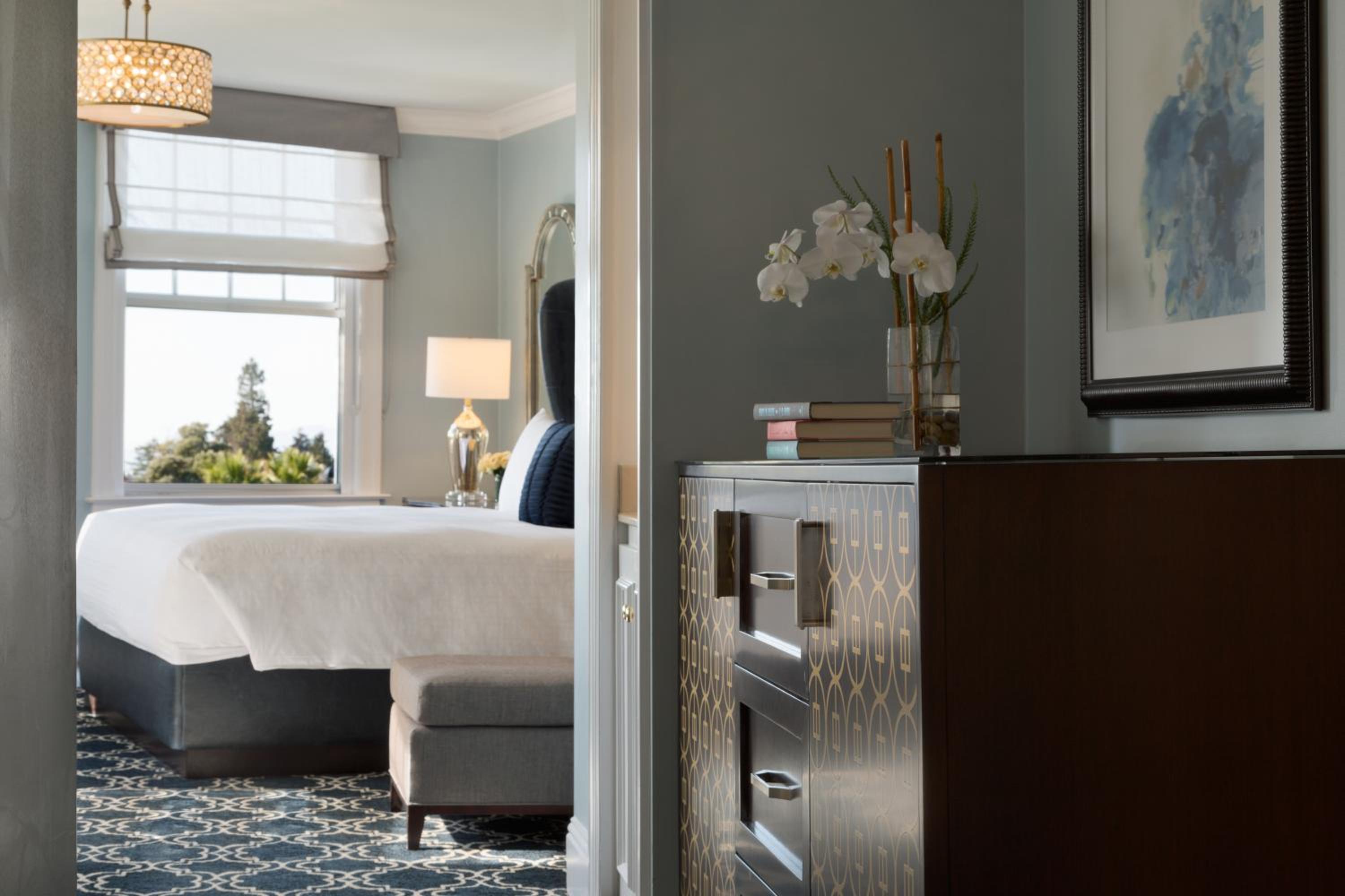 Deluxe Double Room with Two Double Beds with View - Photo 8