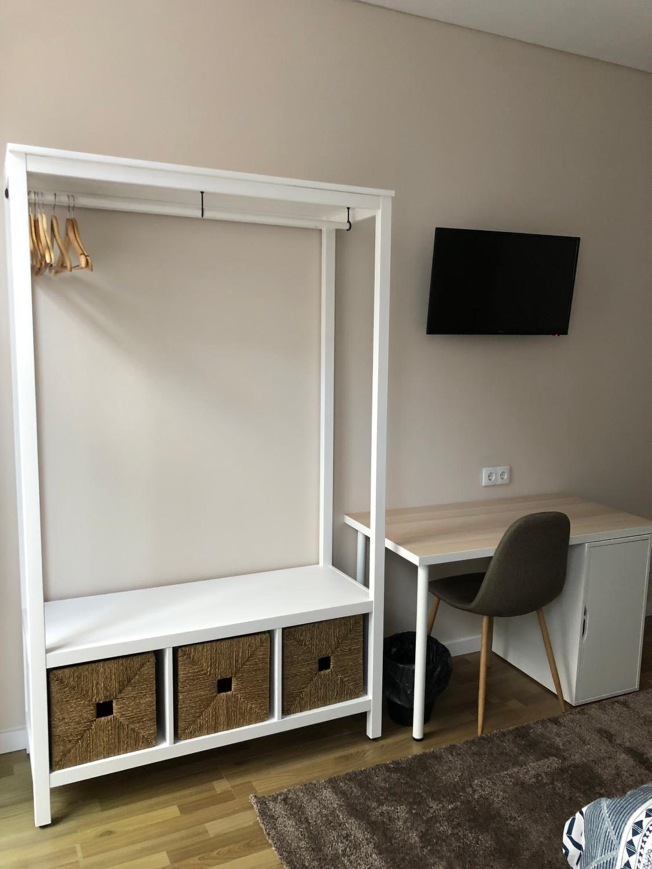 Double or Twin Room with Balcony - Photo 9