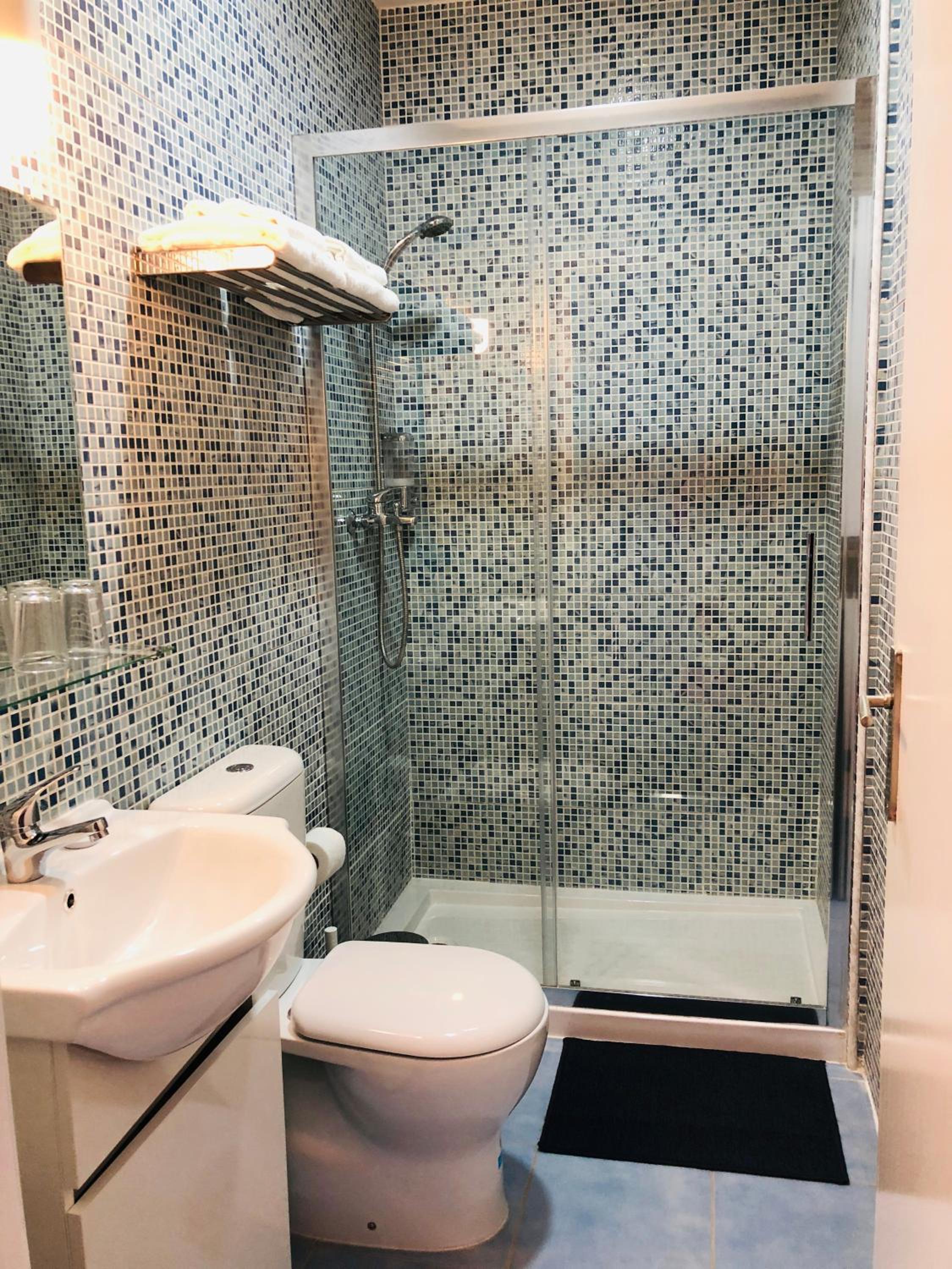 Double or Twin Room with Balcony - Photo 6