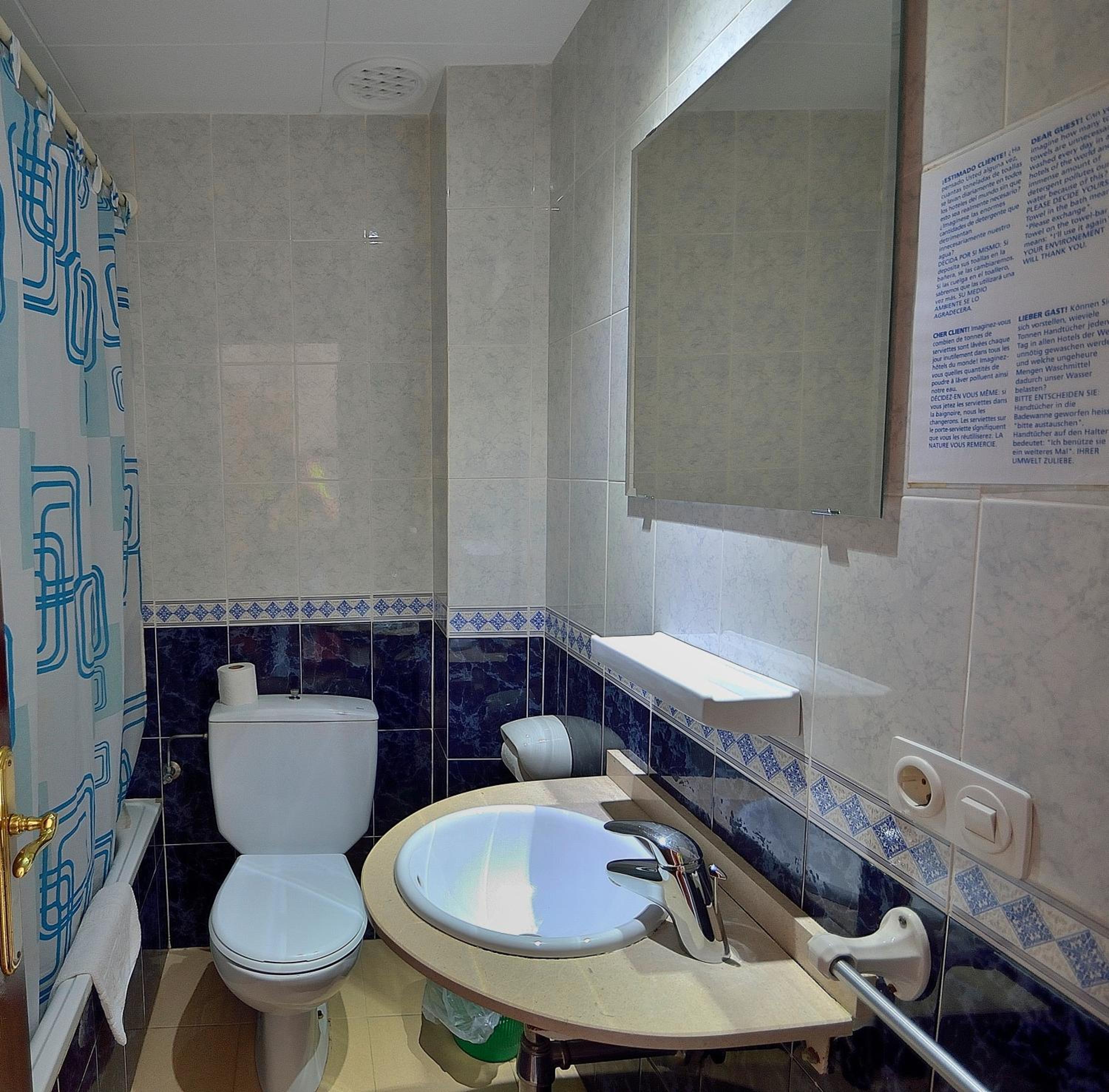 Double or Twin Room - Photo 9