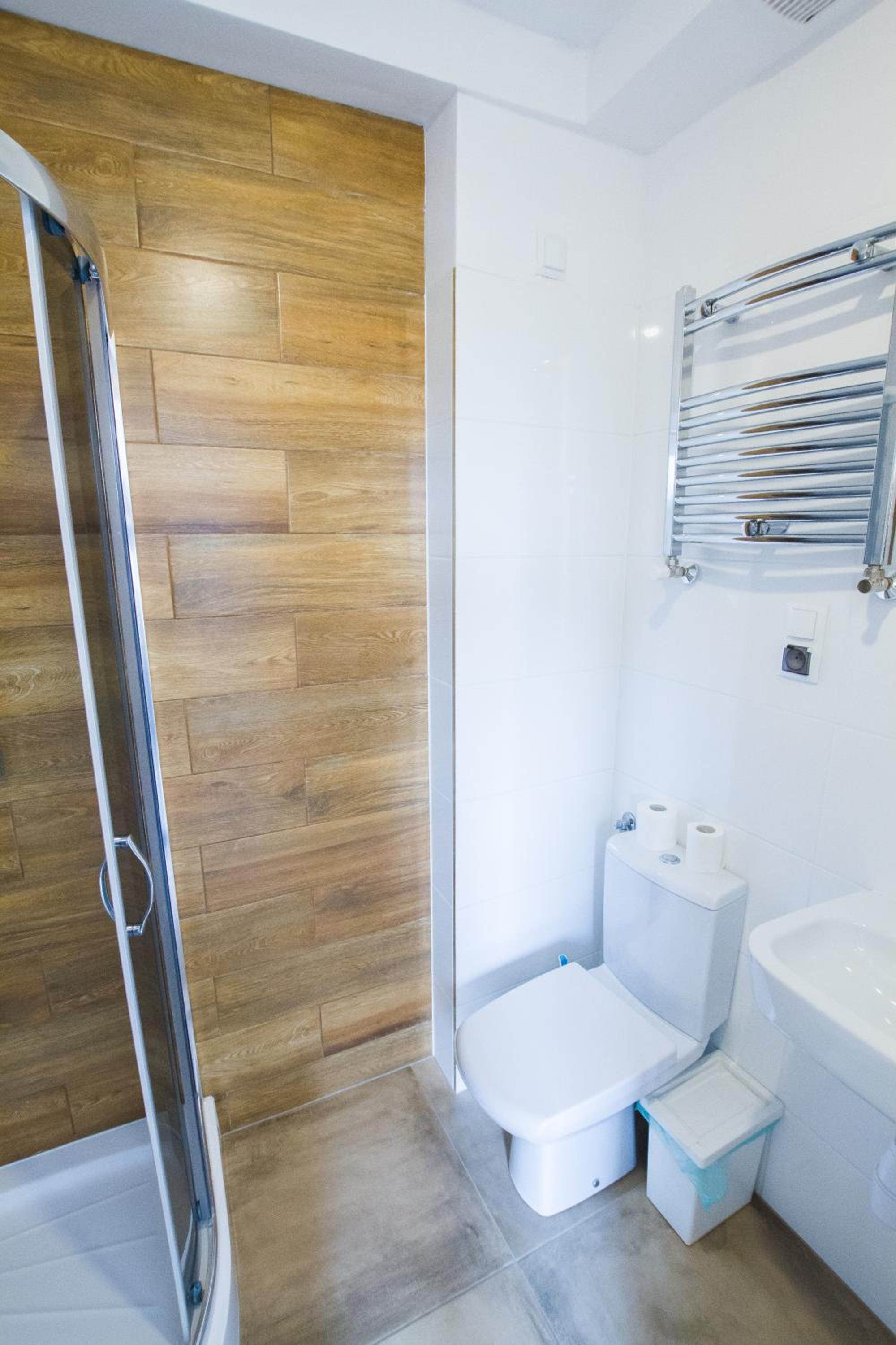 Quadruple Room with Bathroom - Photo 9