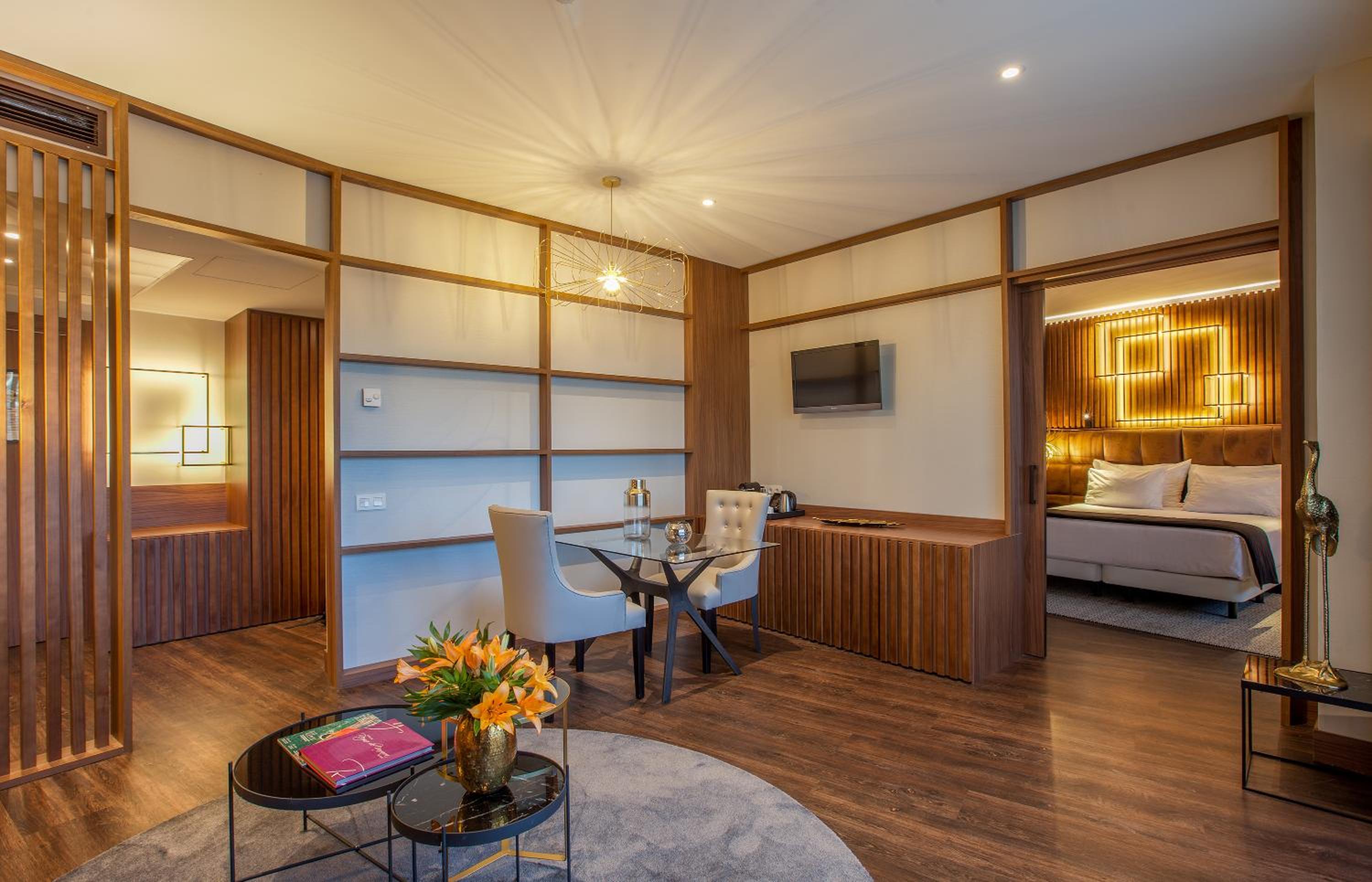 Suite - Photo 1