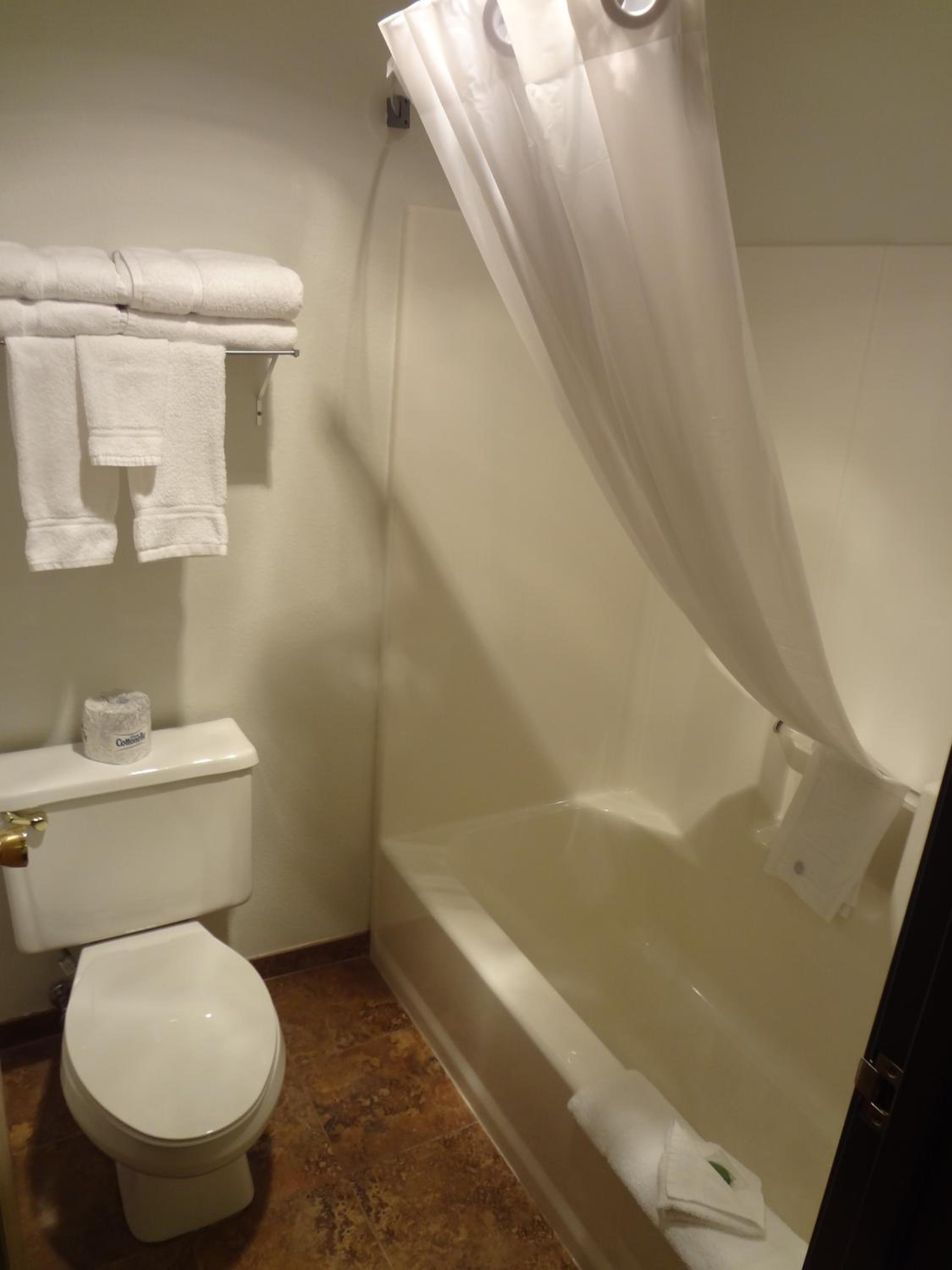 Queen Room with Two Queen Beds - Photo 2