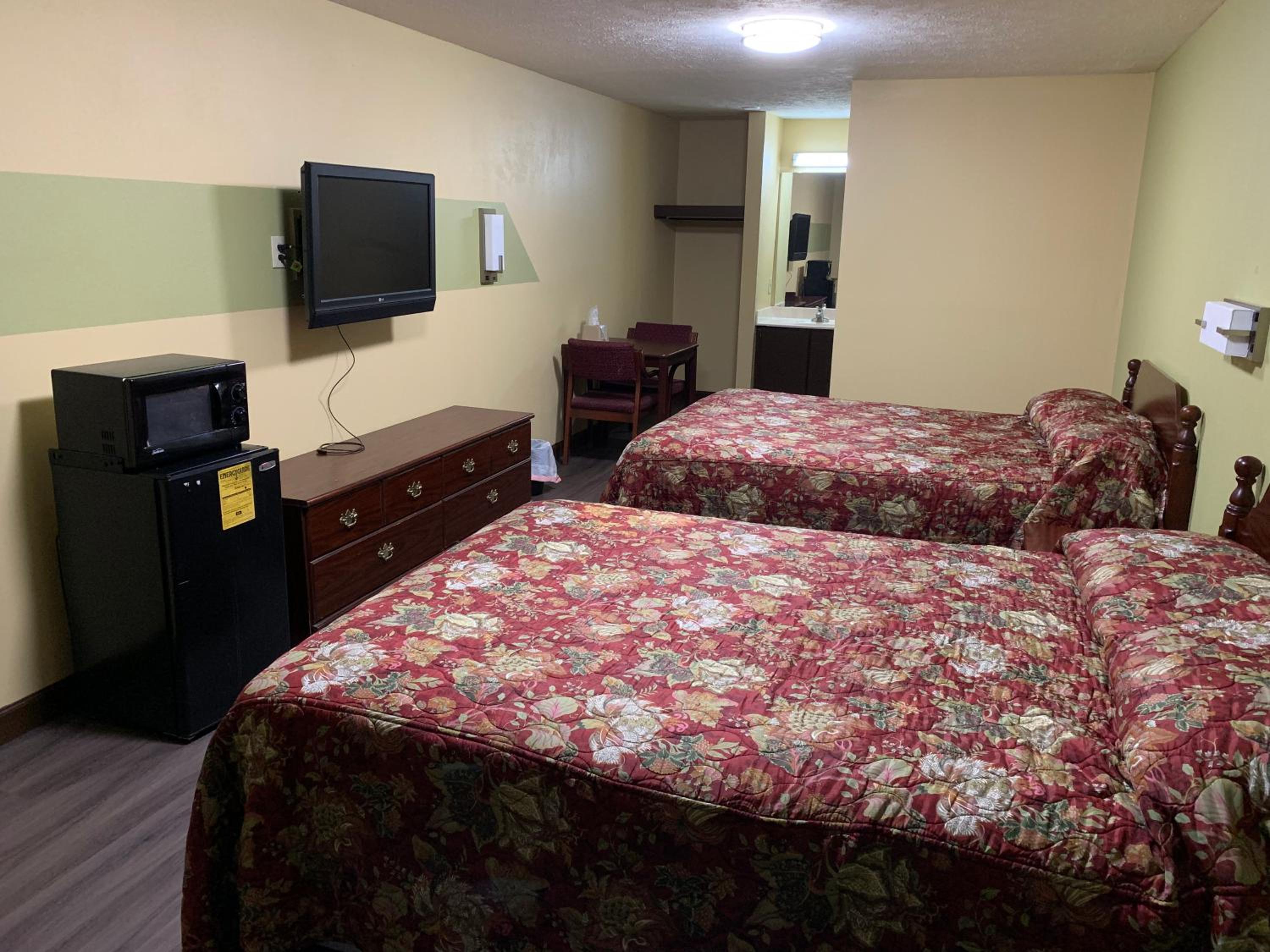 Queen Room with Two Queen Beds photo 1