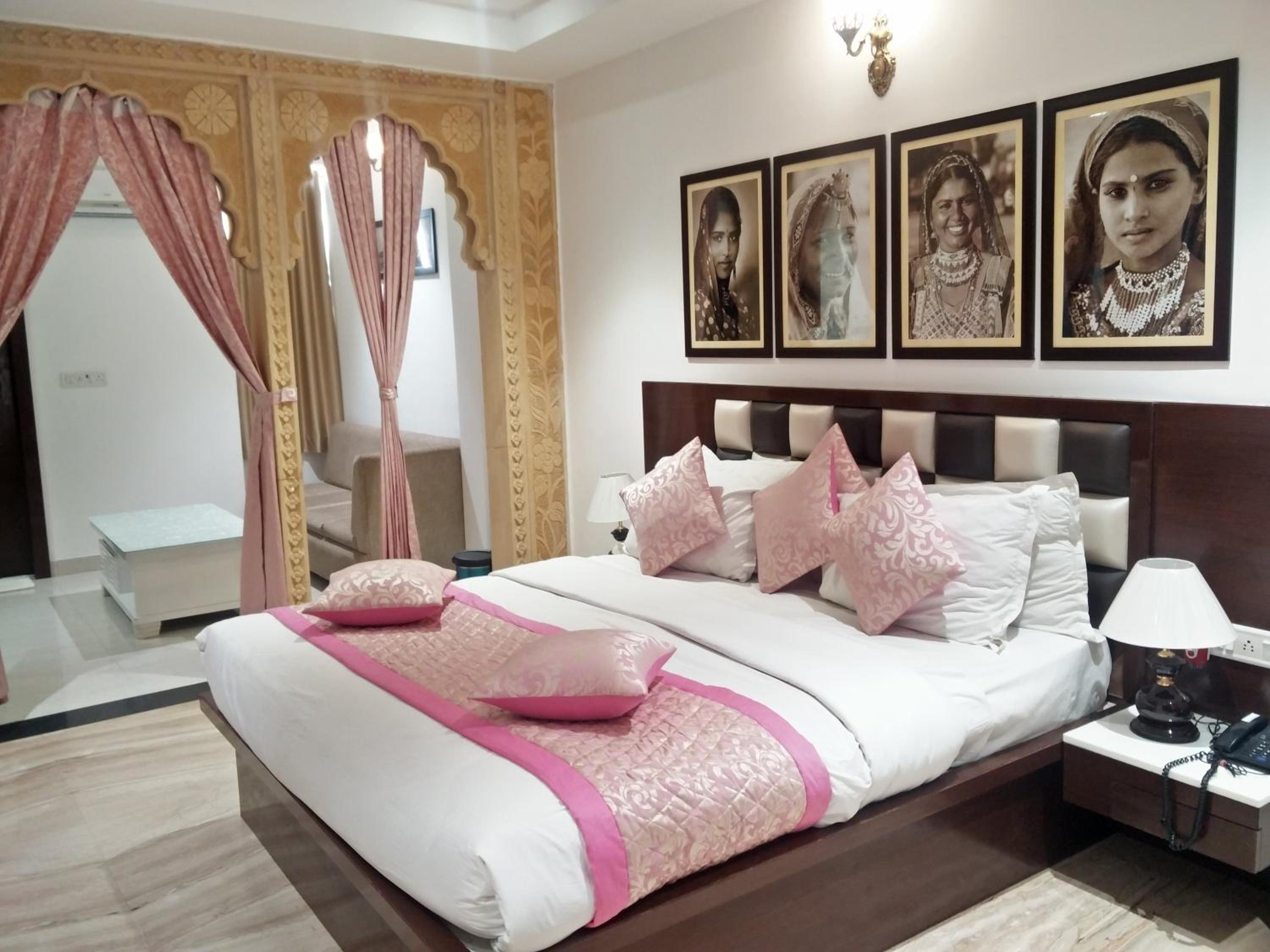 Deluxe King Suite - Photo 7