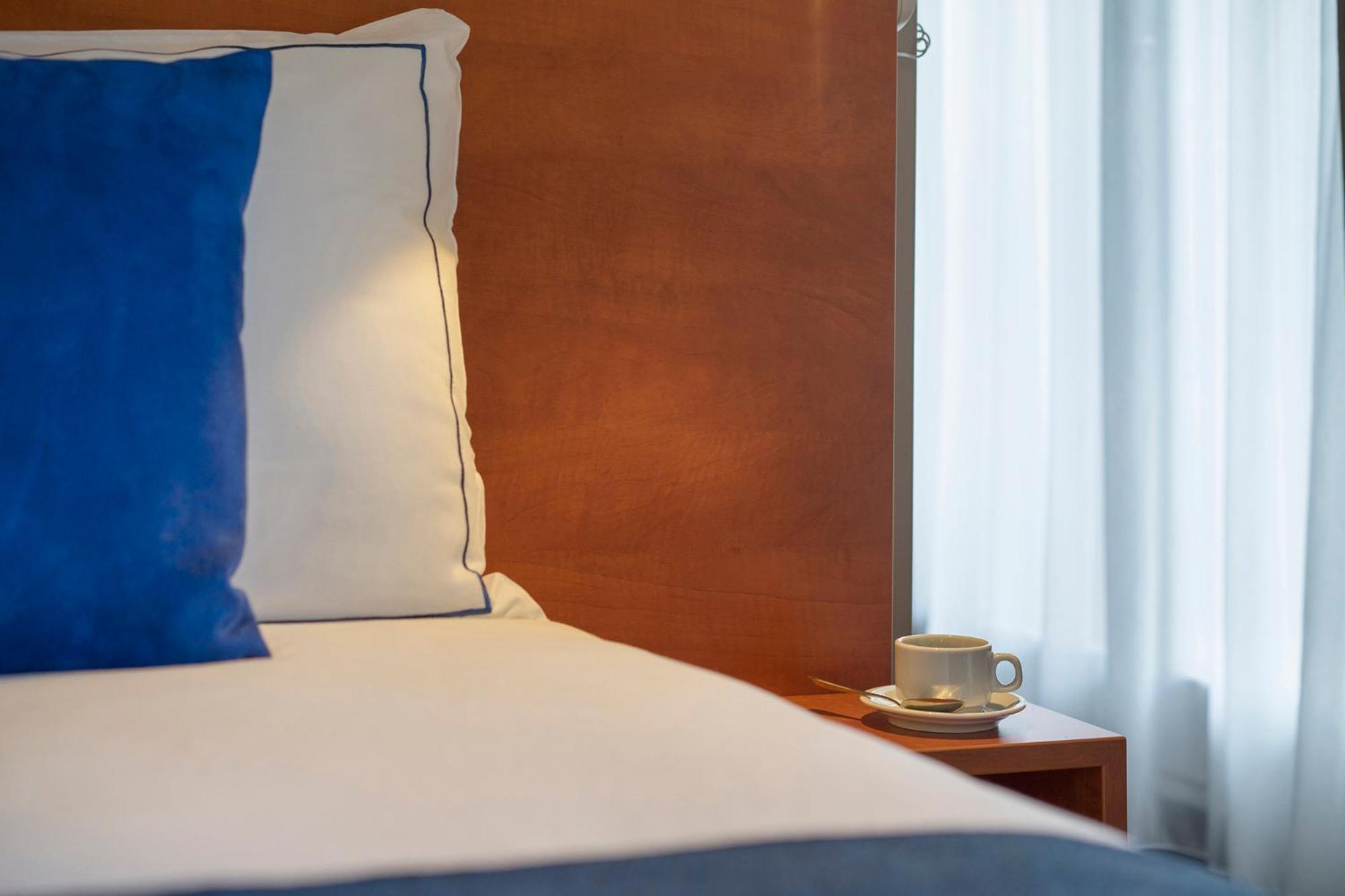 Double Room with City View - Photo 2