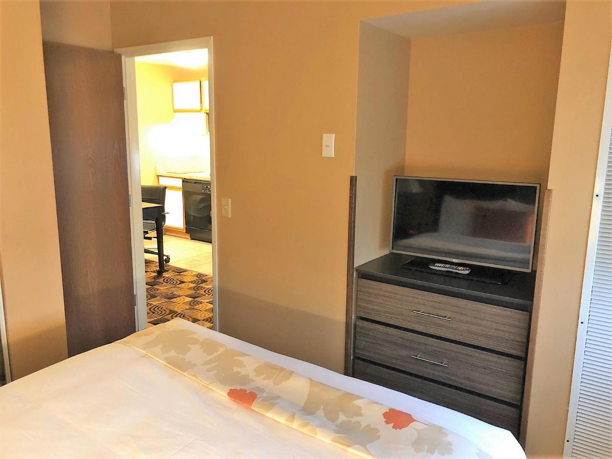 Deluxe Queen Suite - Non-Smoking - Photo 5