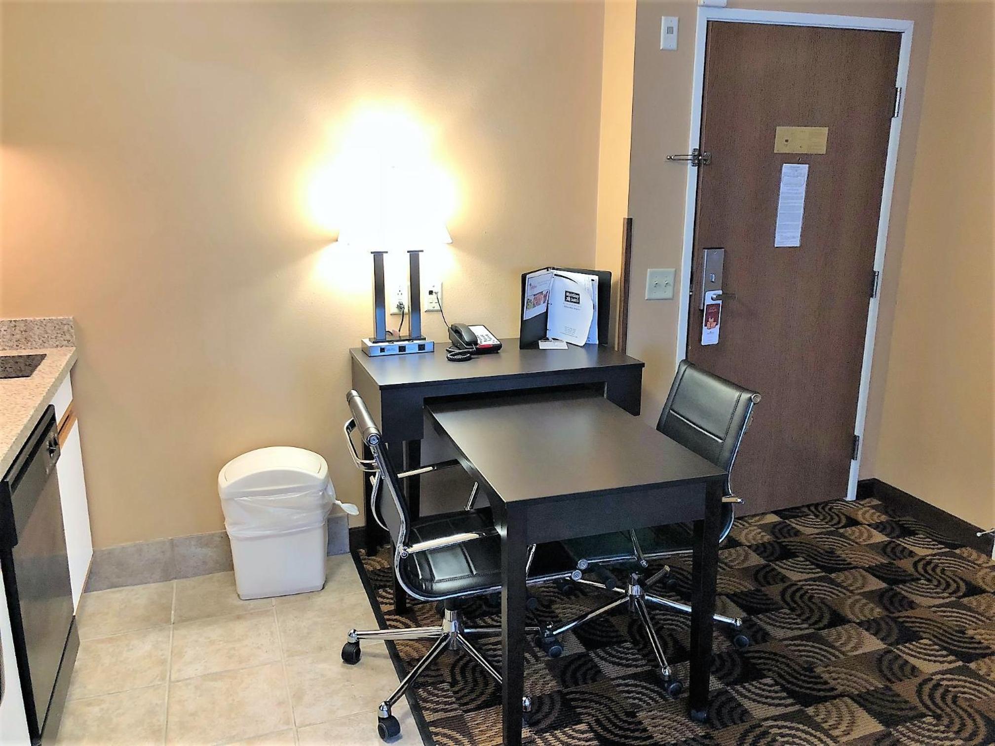 Queen Suite - Mobility Access/Non-Smoking - Photo 2