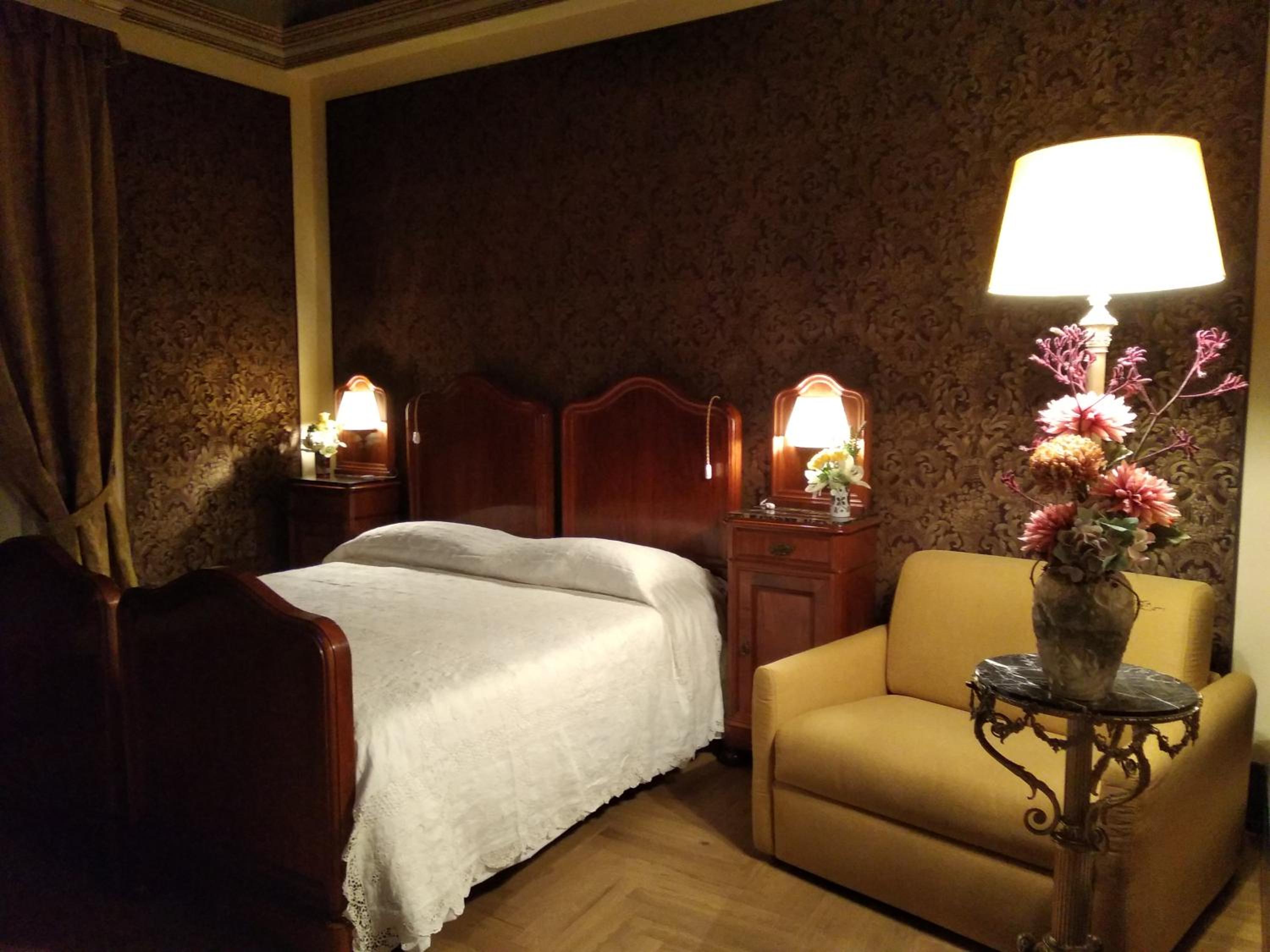 Deluxe Double Room with Extra Bed - Photo 9