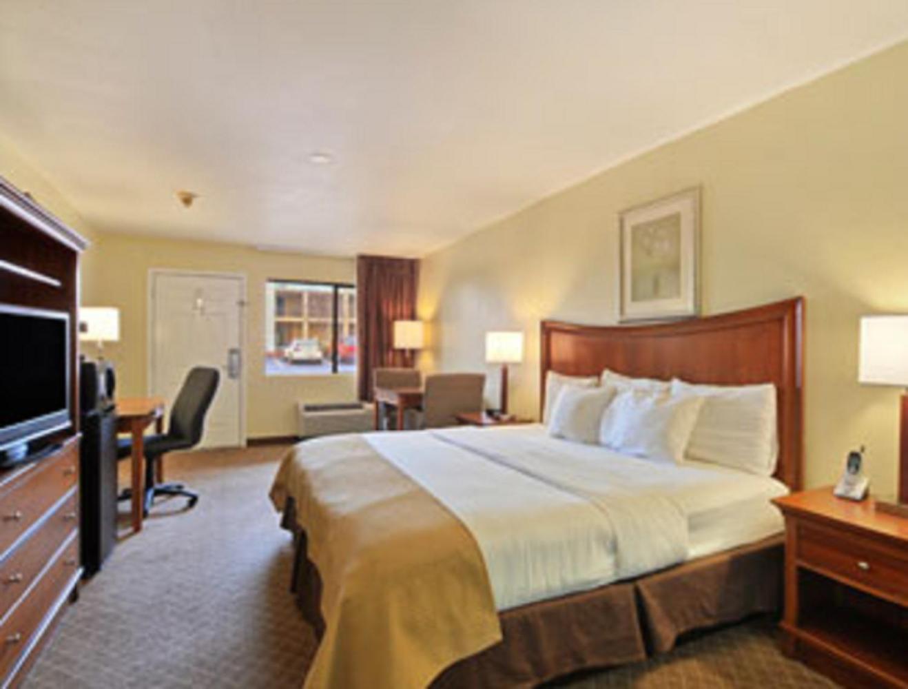 King Room - Non-Smoking - Photo 2