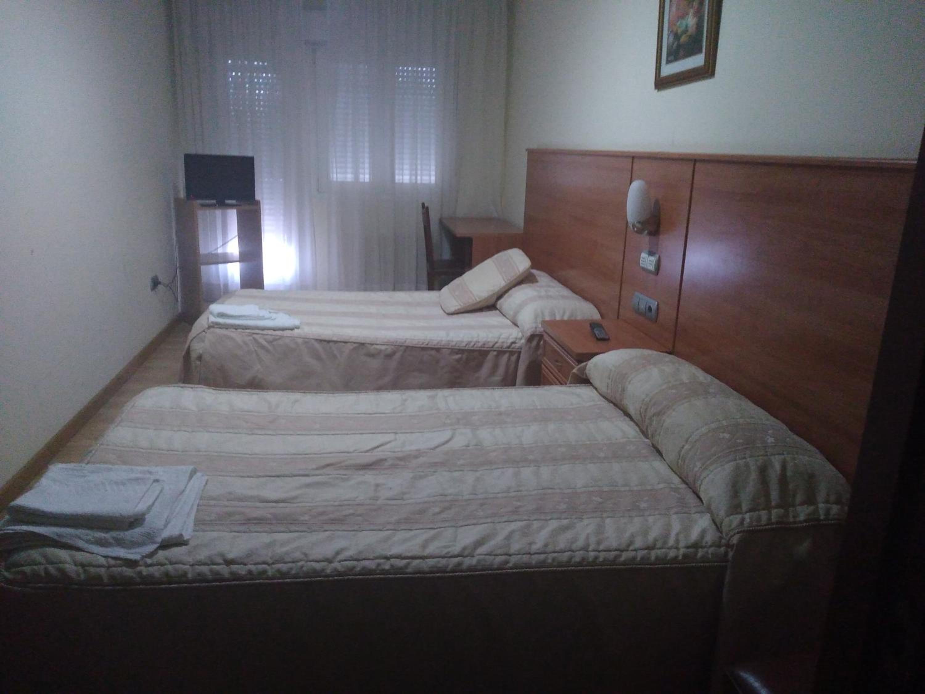 Double or Twin Room with Bathroom - Photo 4