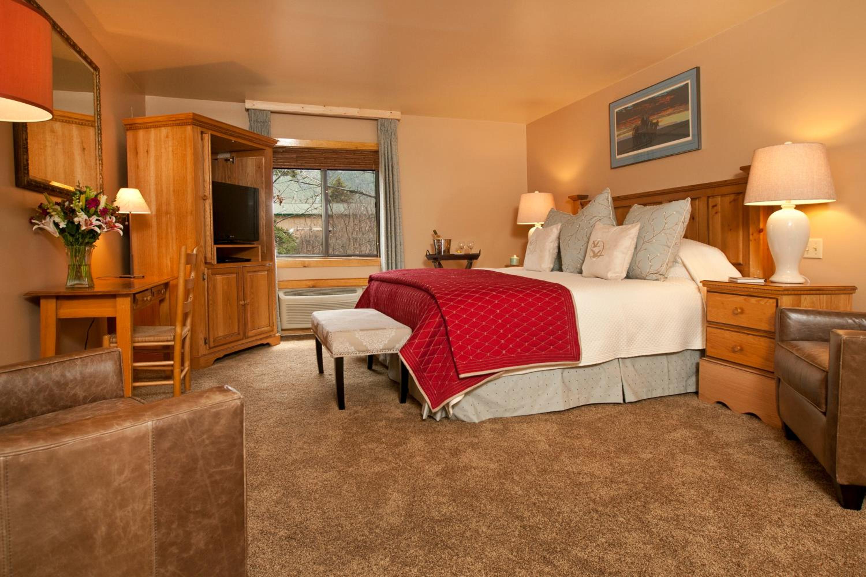 Deluxe King Room with Jetted Tub and Fireplace - Photo 1