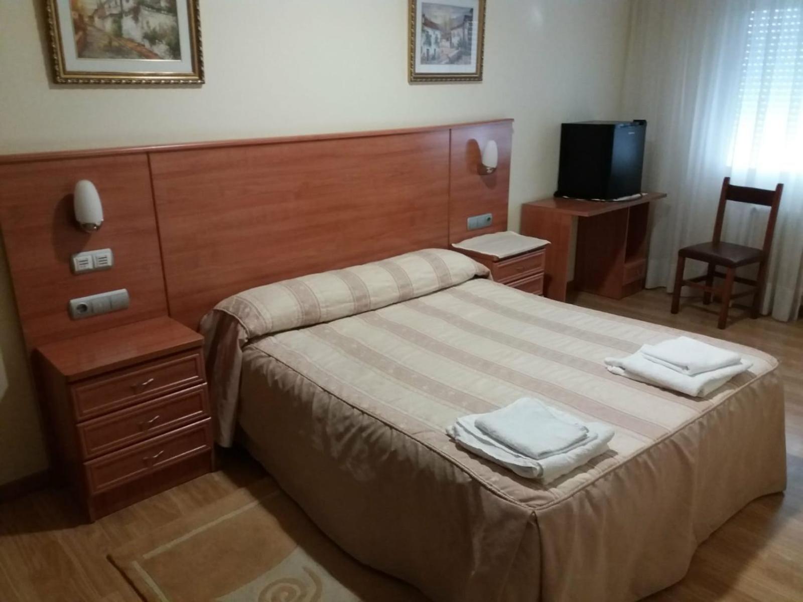 Double or Twin Room with Bathroom - Photo 2