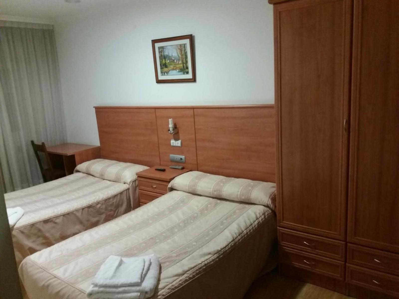Double or Twin Room with Bathroom - Photo 5