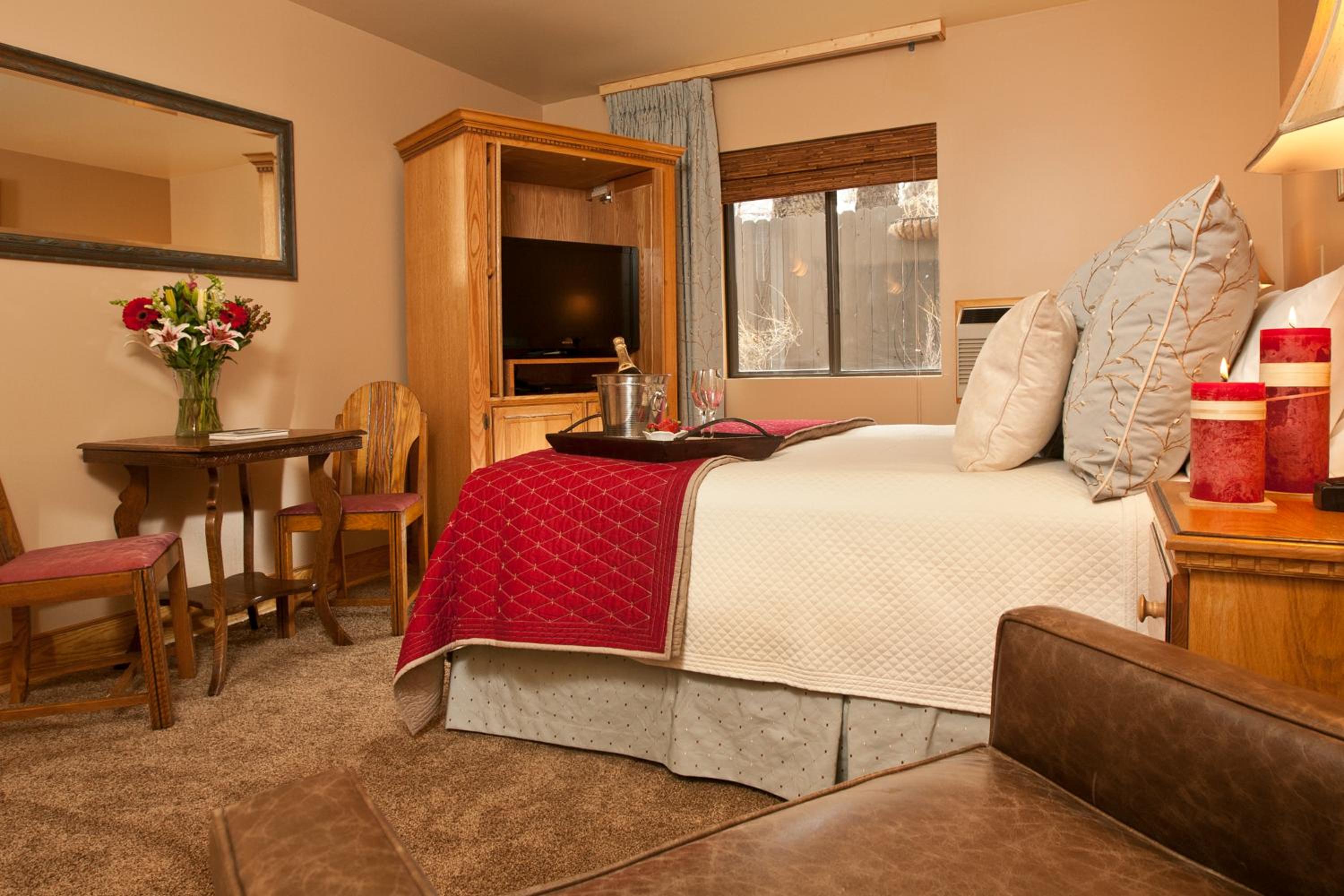 King Room with Jetted Tub and Fireplace photo 2