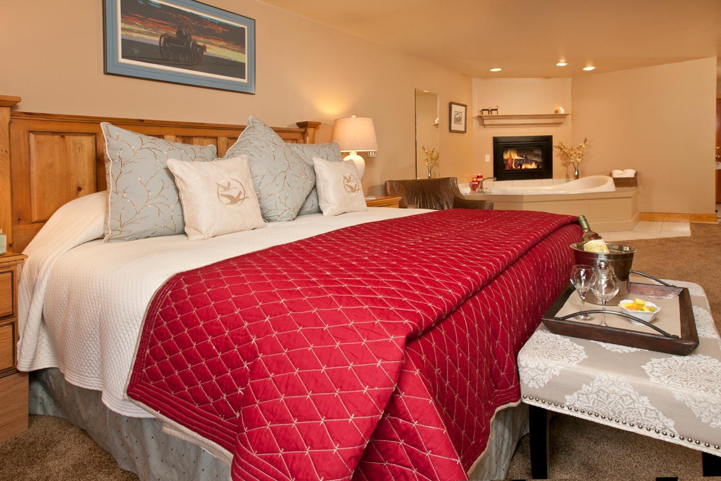 Deluxe King Room with Jetted Tub and Fireplace - Photo 5
