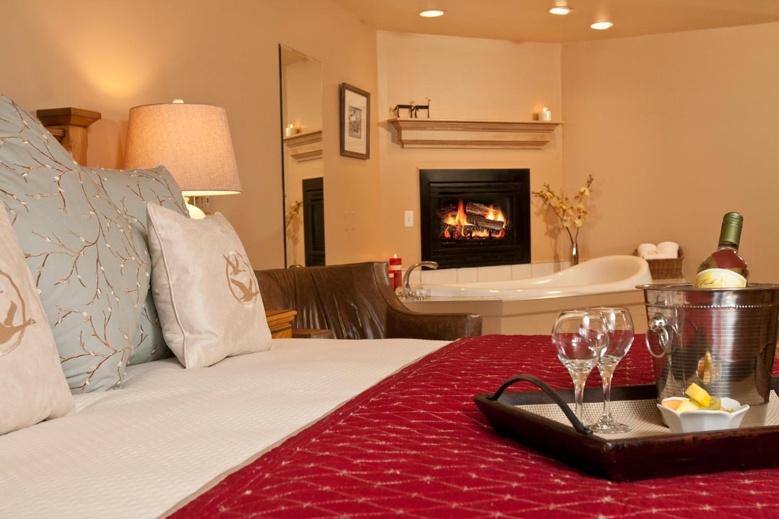 Deluxe King Room with Jetted Tub and Fireplace - Photo 3