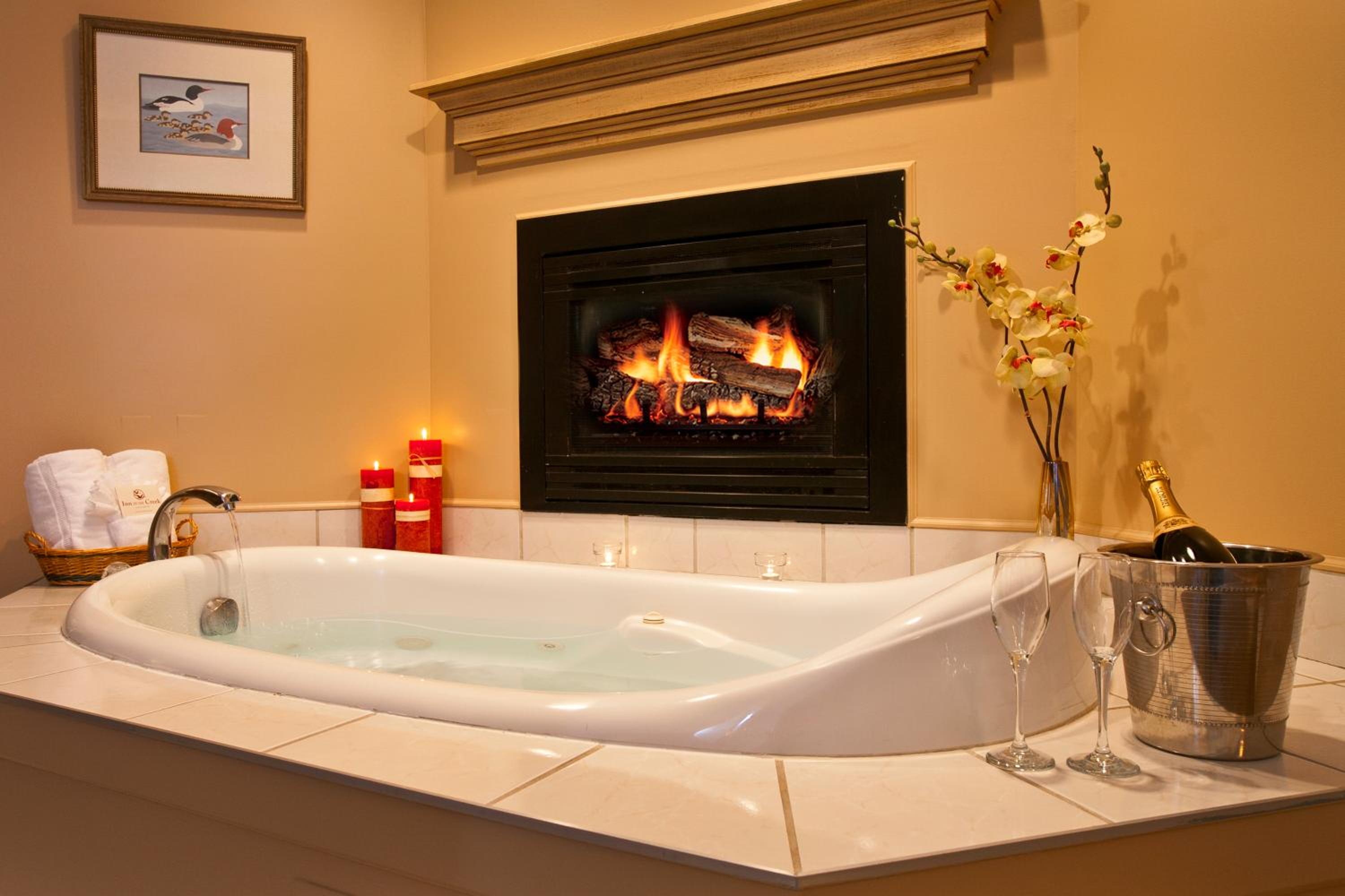 Deluxe King Room with Jetted Tub and Fireplace - Photo 4