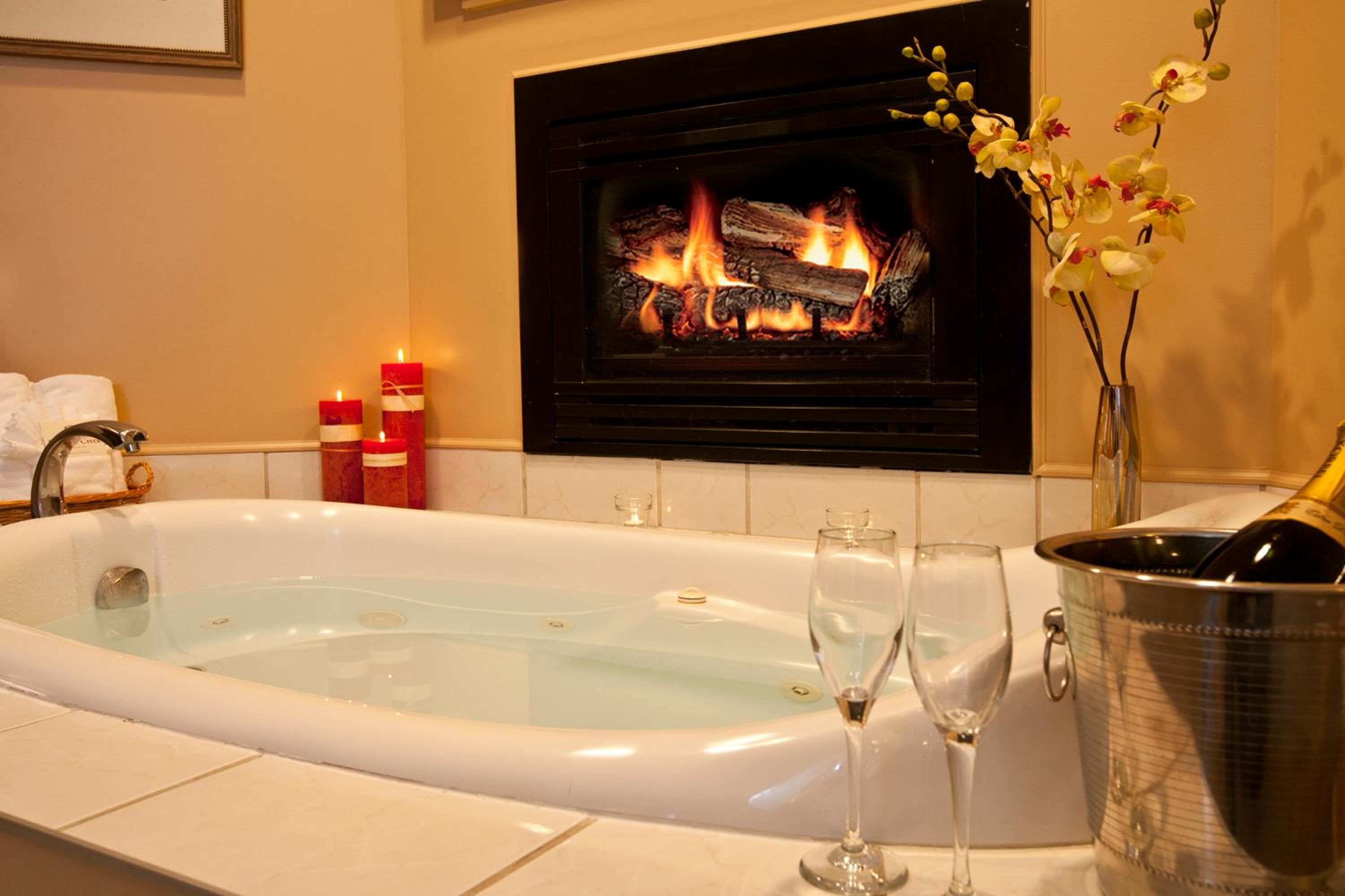 Deluxe King Room with Jetted Tub and Fireplace - Photo 2