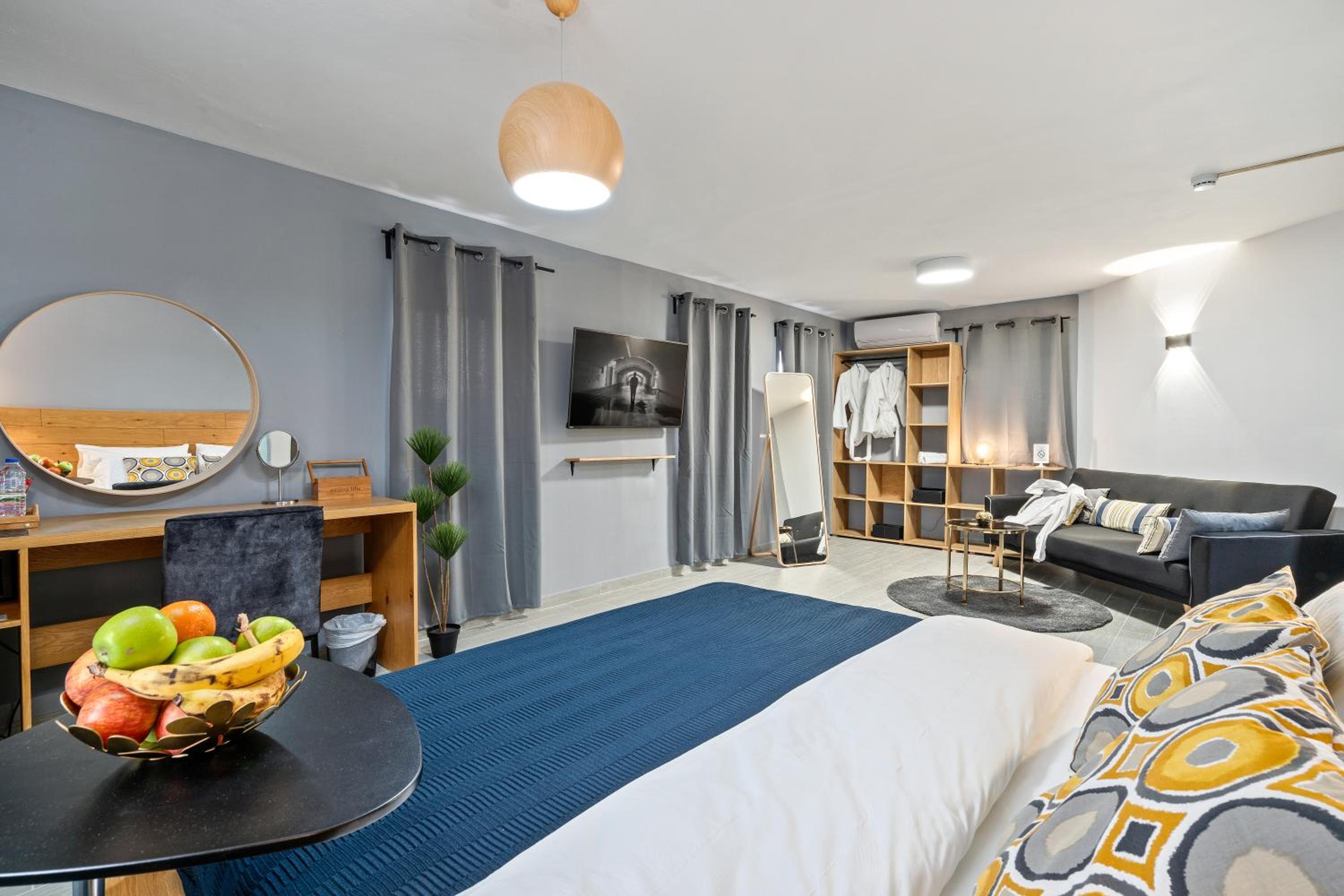 Deluxe King Suite photo 1