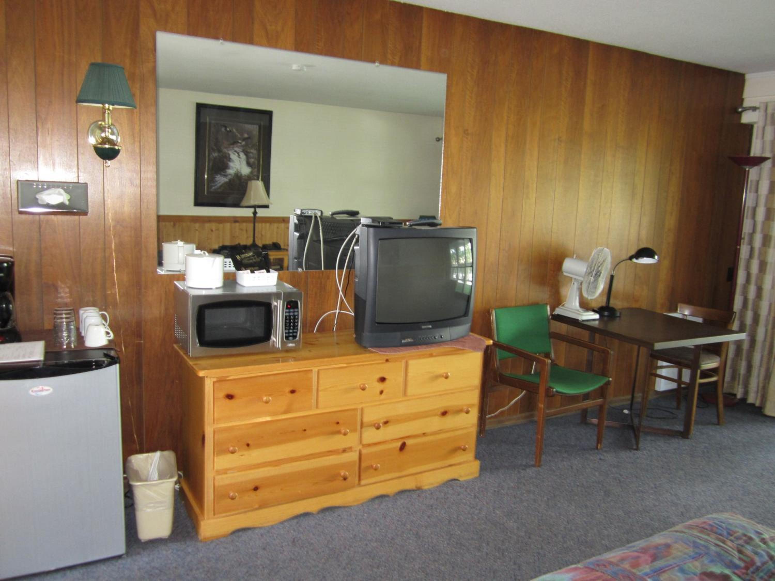Queen Room with Two Queen Beds photo 2