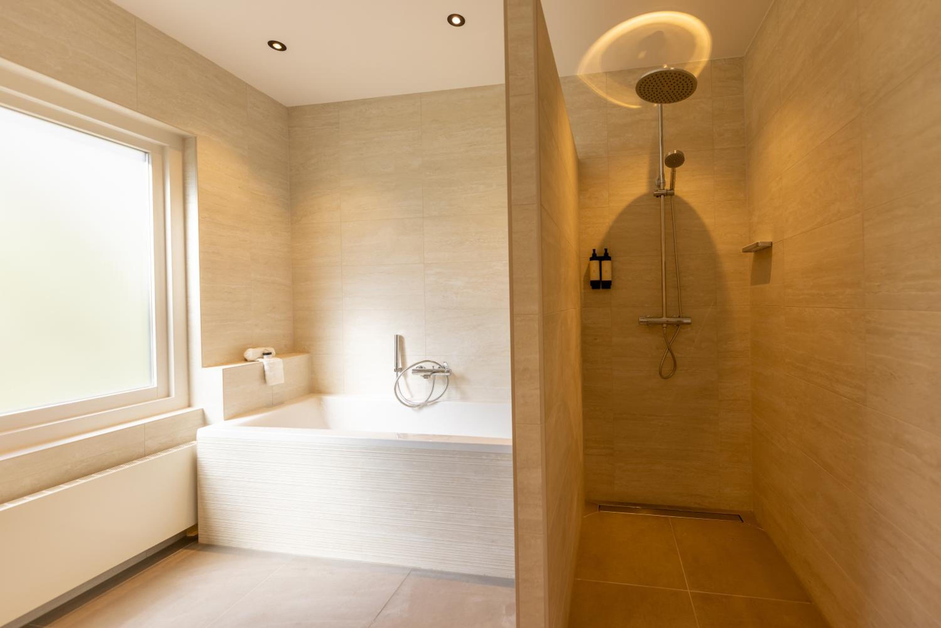 Deluxe Room with Kingsize Bed and Bath