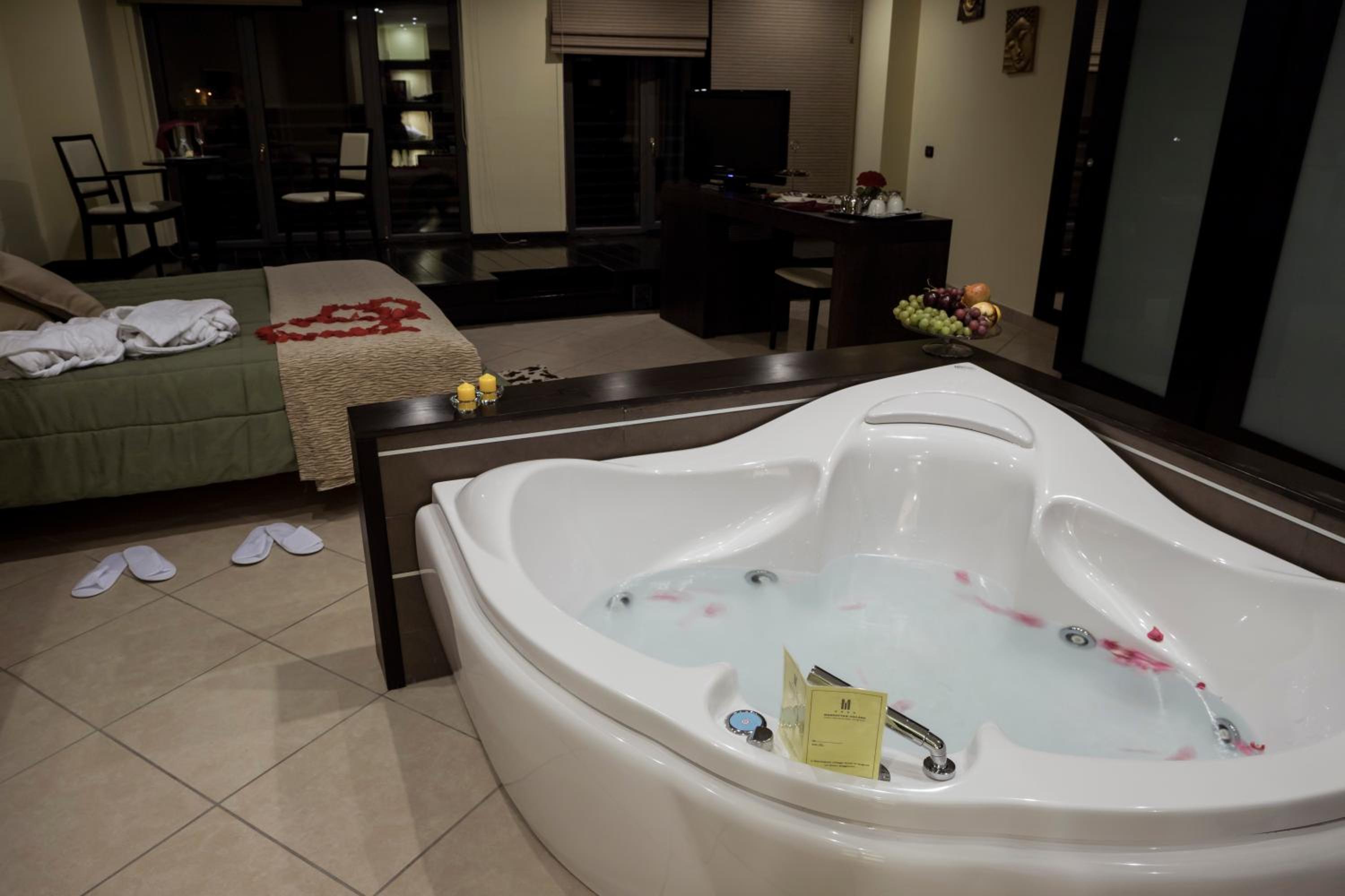 Suite with Hot Tub - Photo 8