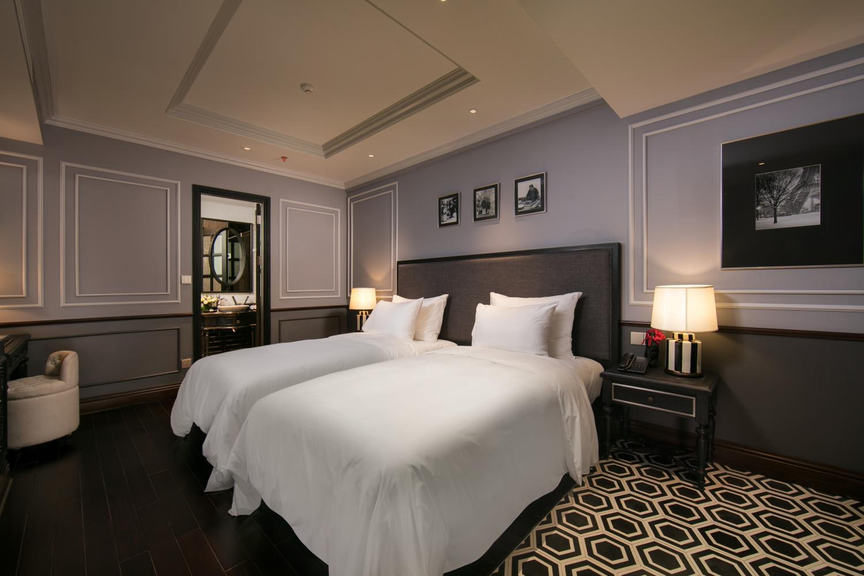 Deluxe Double or Twin Room with Internal Window thumbnail 5