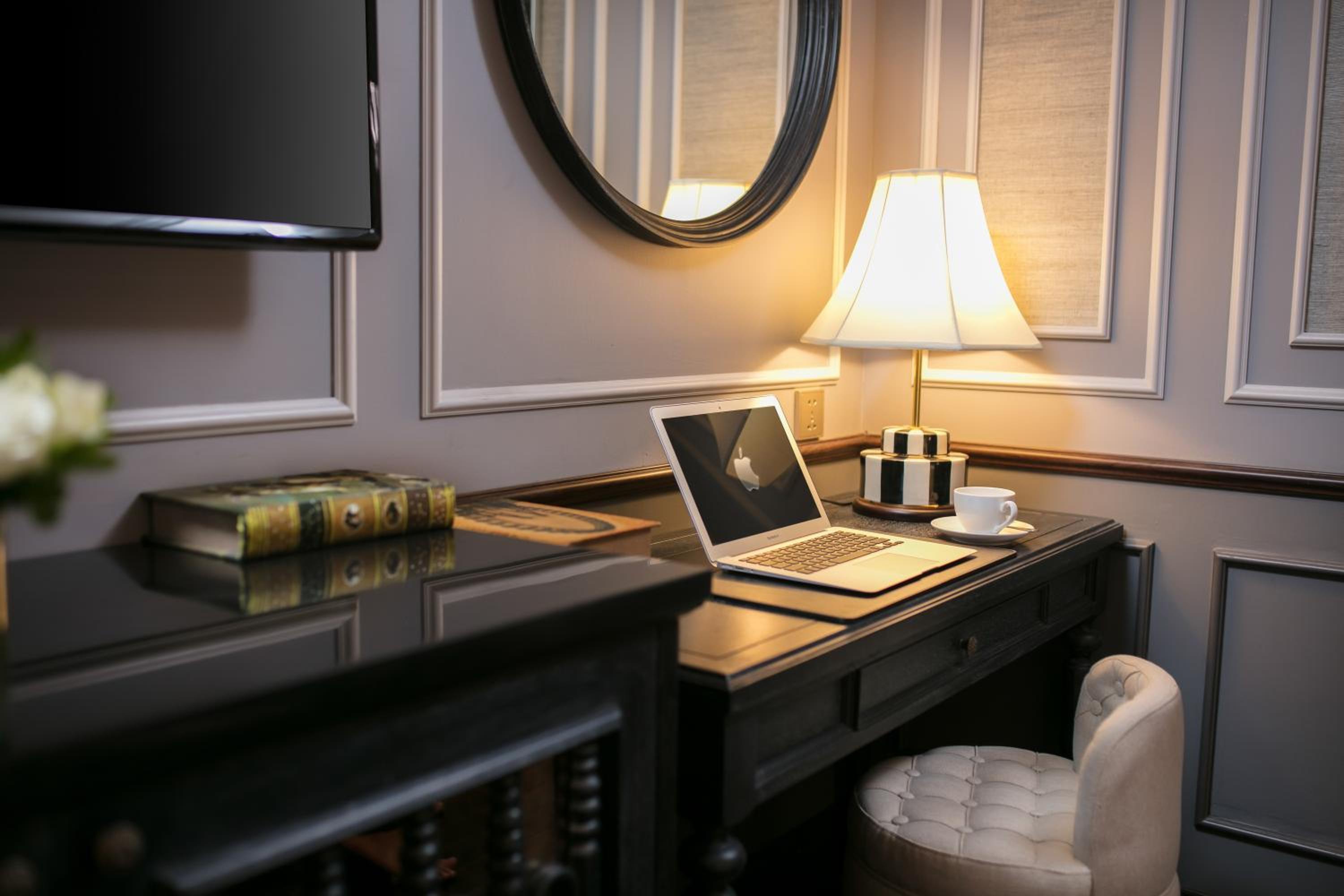 Executive Double or Twin Room with Internal Window thumbnail 5
