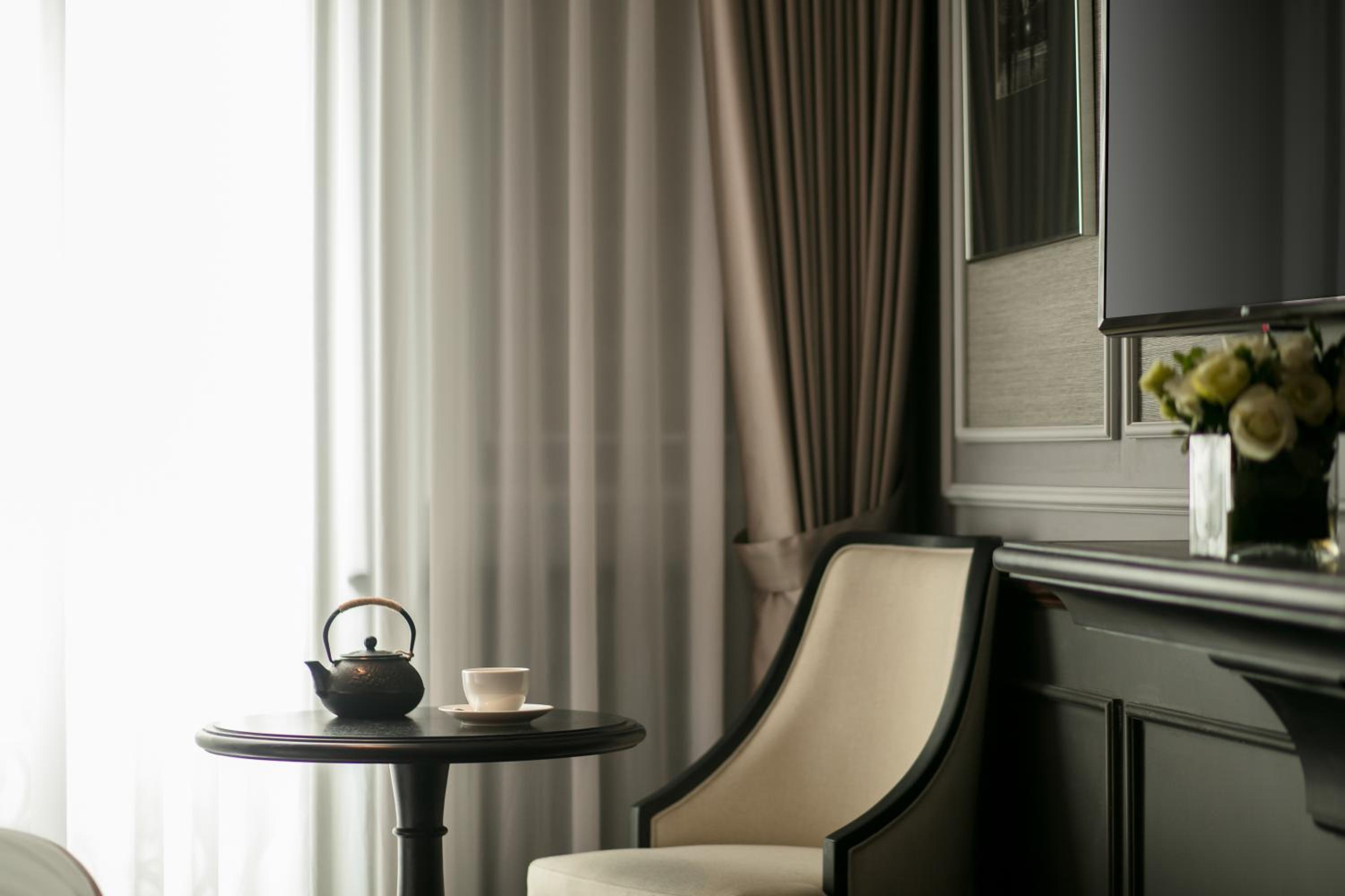 Junior Suite with City View thumbnail 5