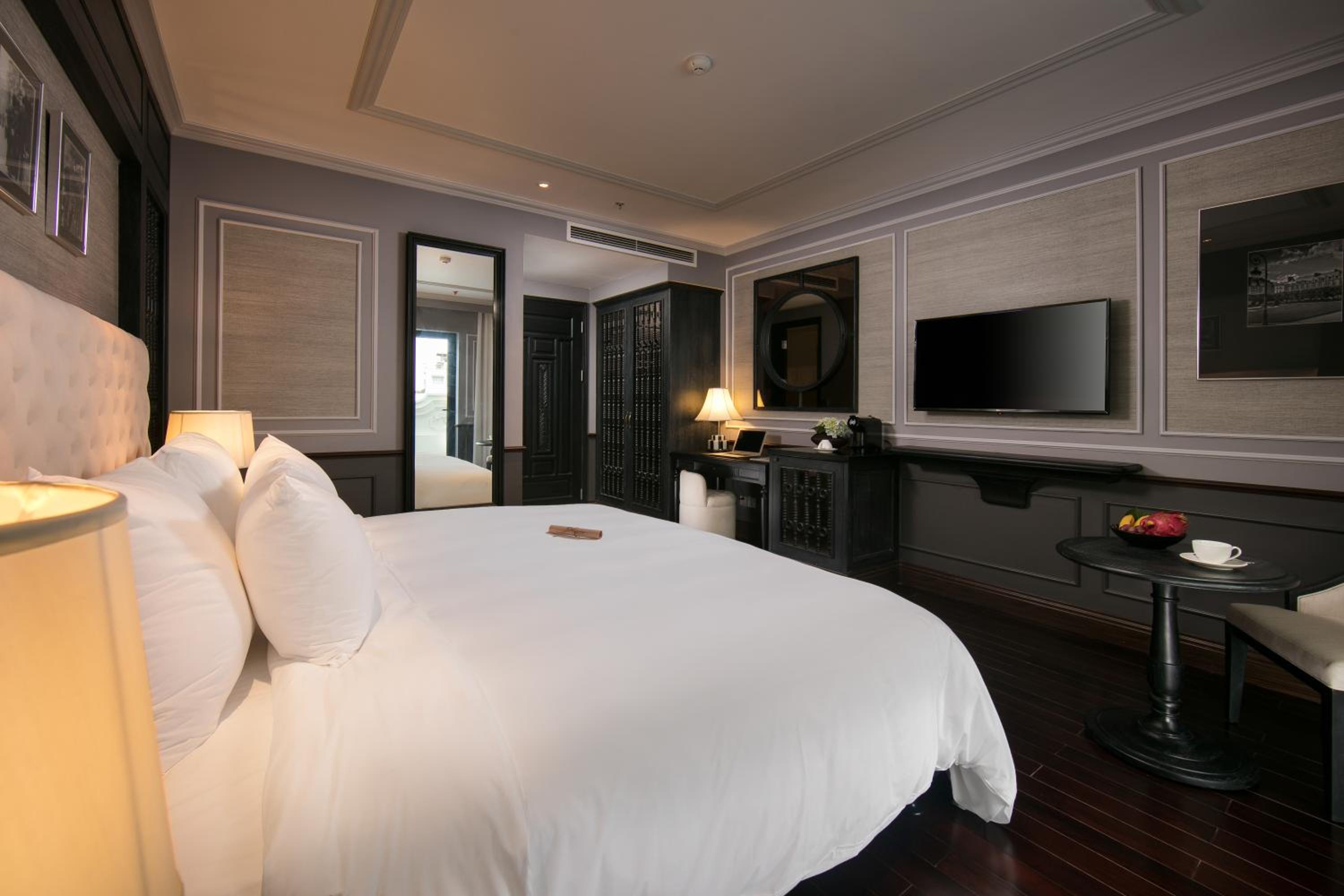Junior Suite with City View thumbnail 6