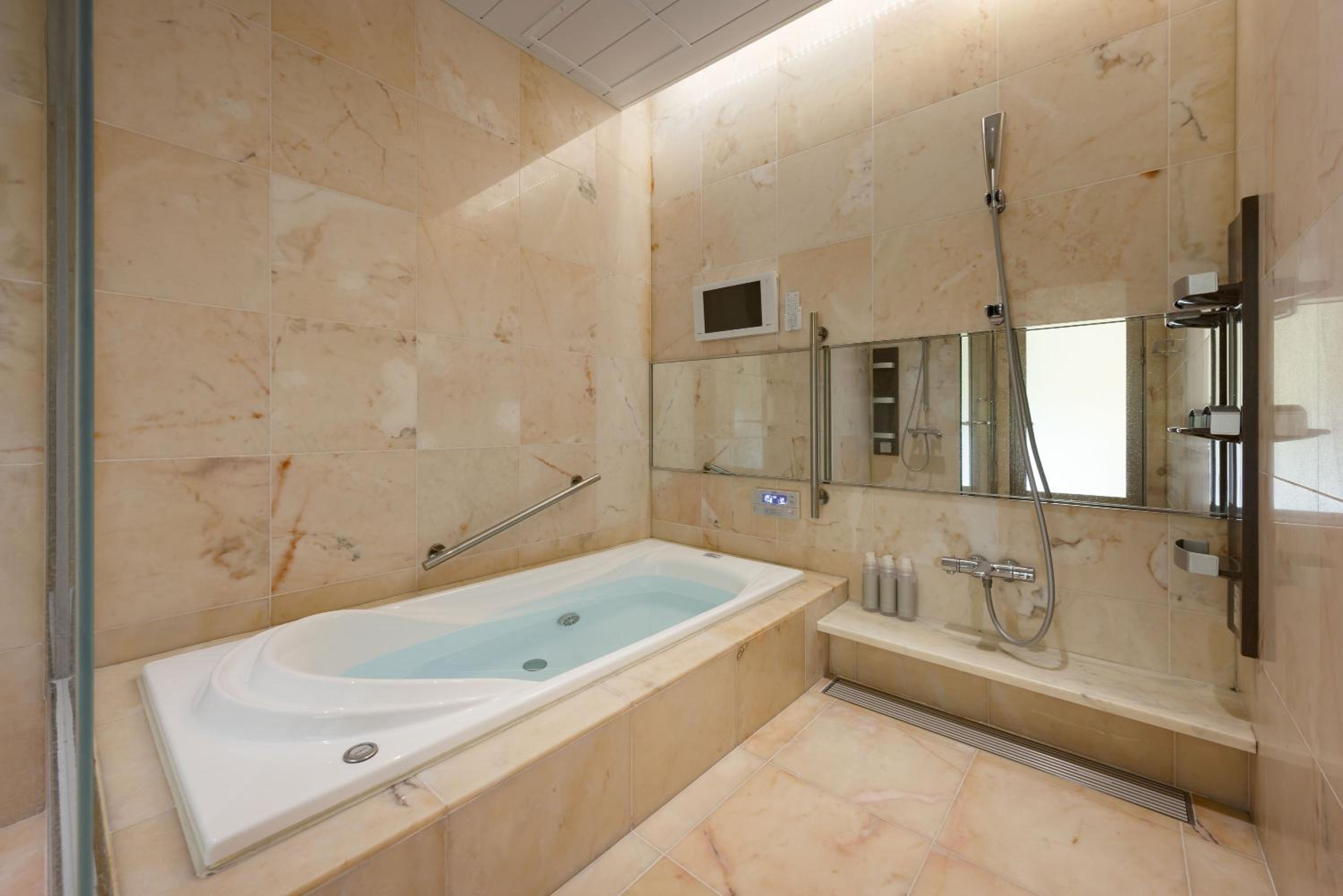 One-Bedroom with Lounge Access - Non-Smoking Second Floor