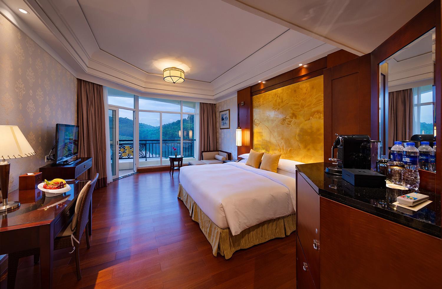 Lake View Deluxe King Room photo 1