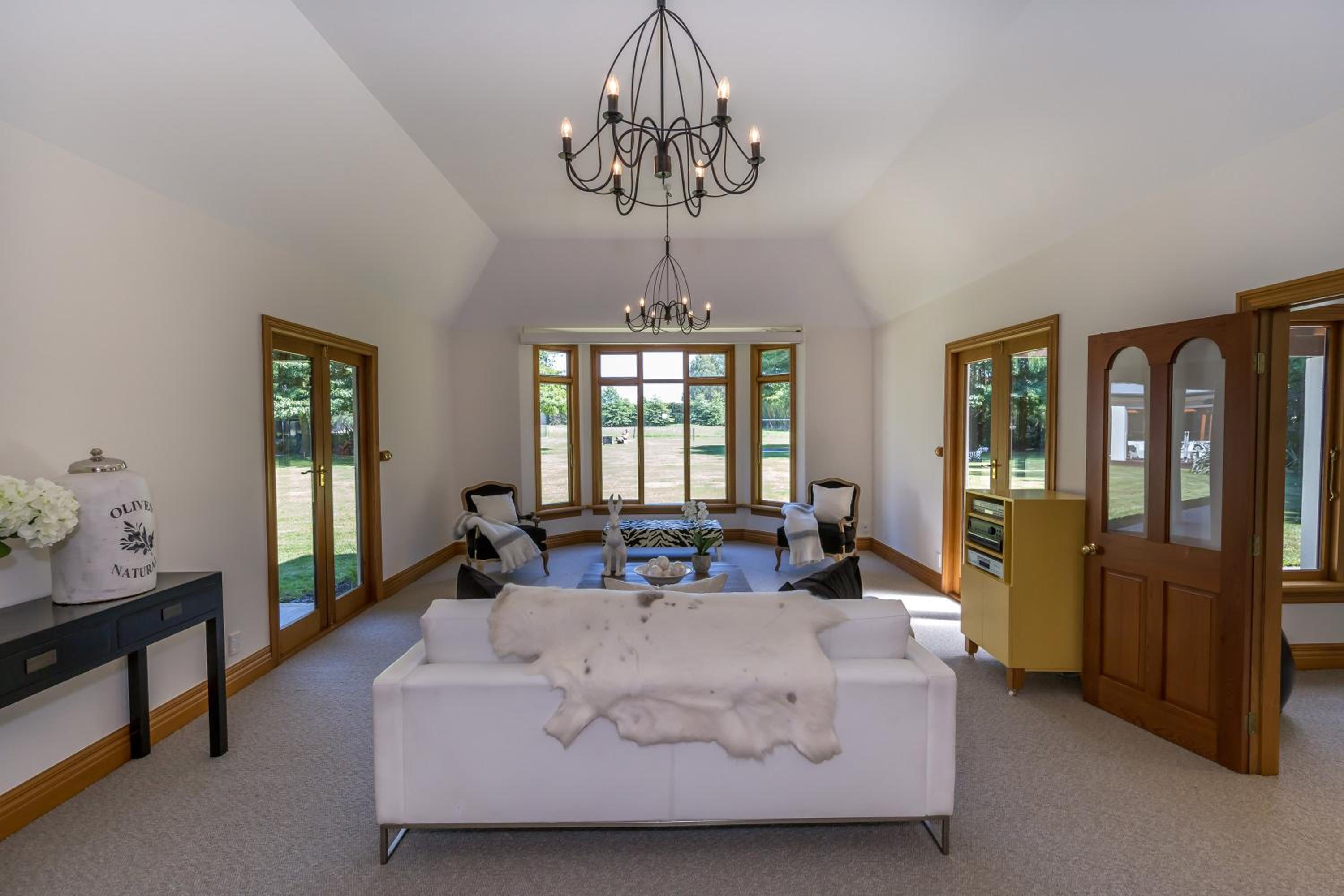 Five-Bedroom House - Photo 28