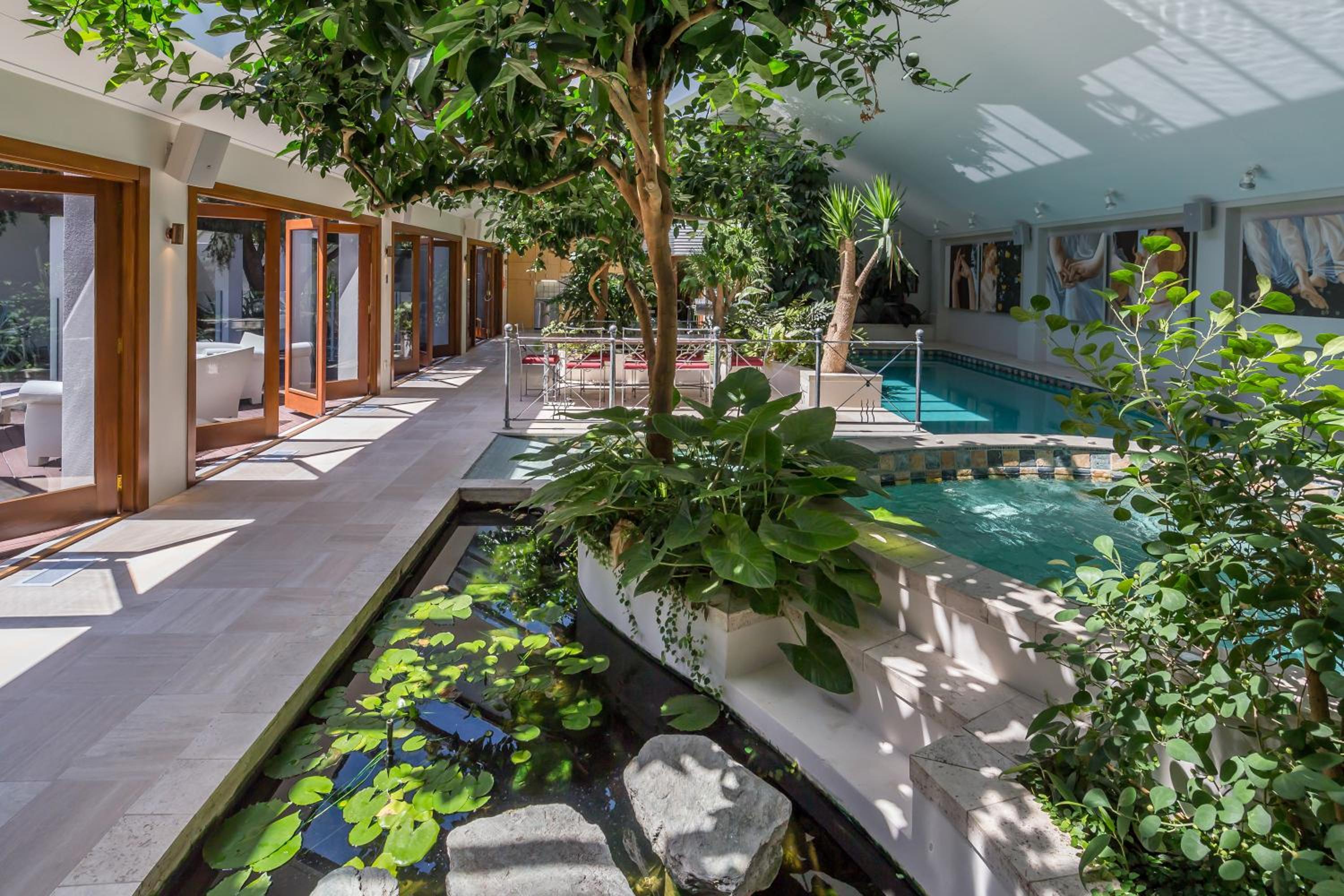 Five-Bedroom House - Photo 27