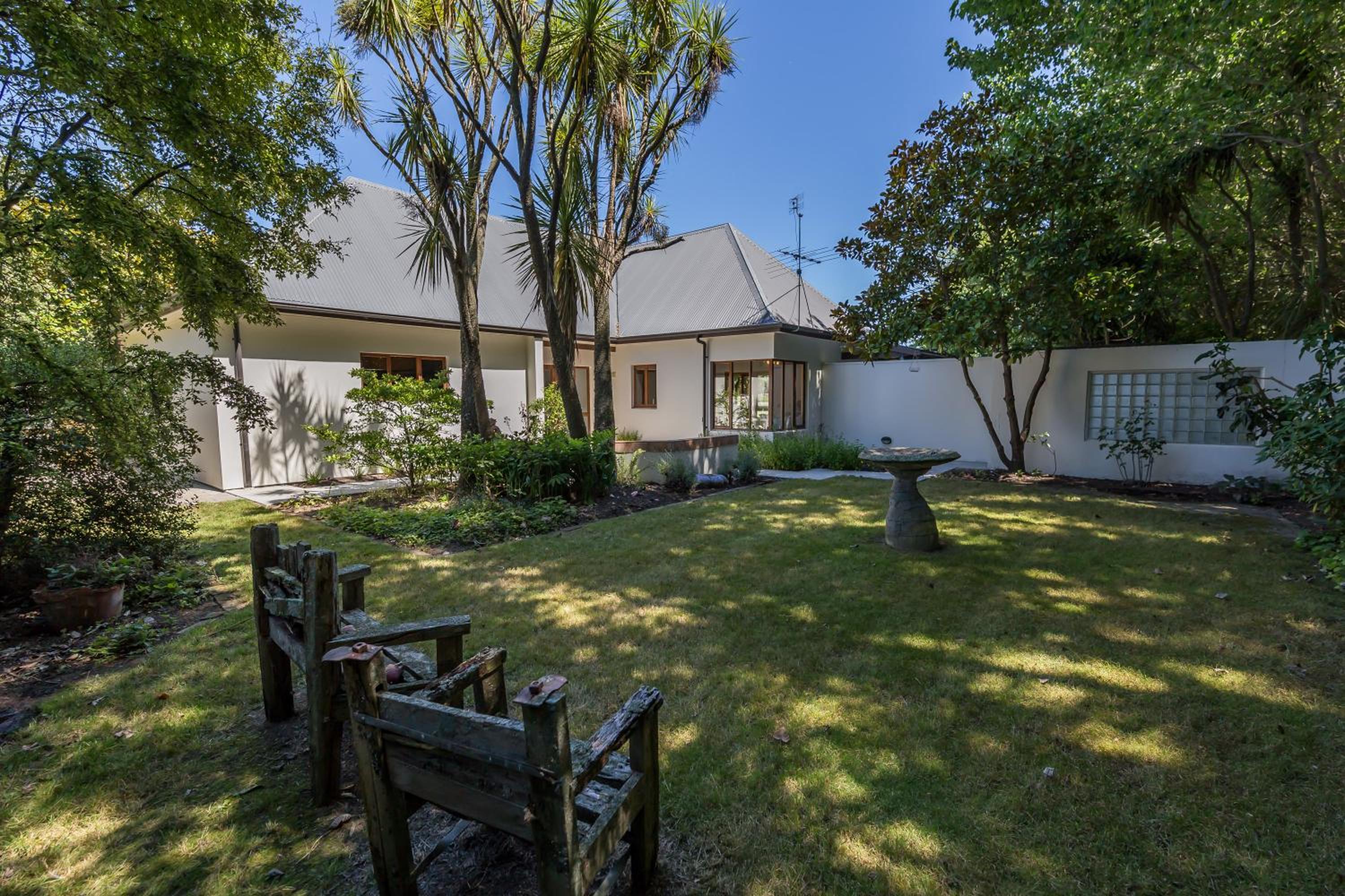 Five-Bedroom House - Photo 26