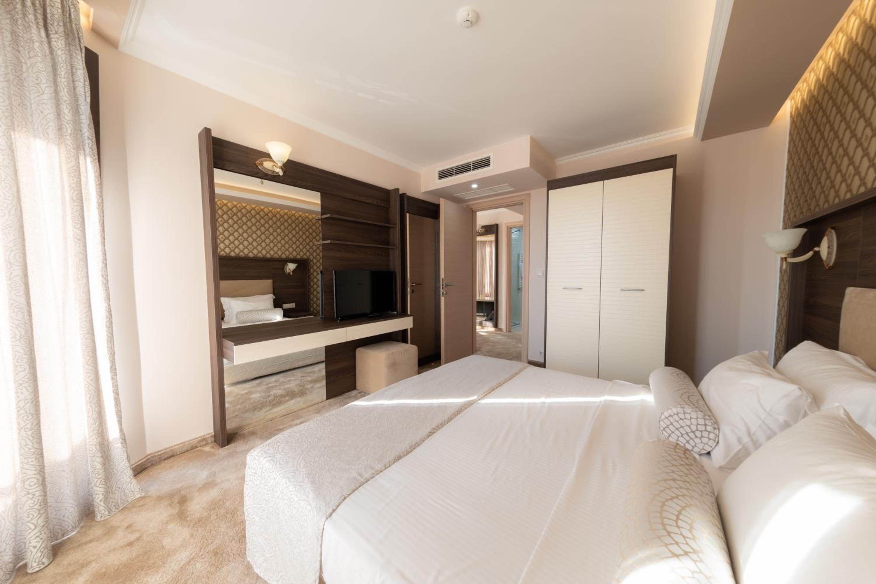 Suite with Balcony and Mountain View (2 adults + 2 children) - Photo 3