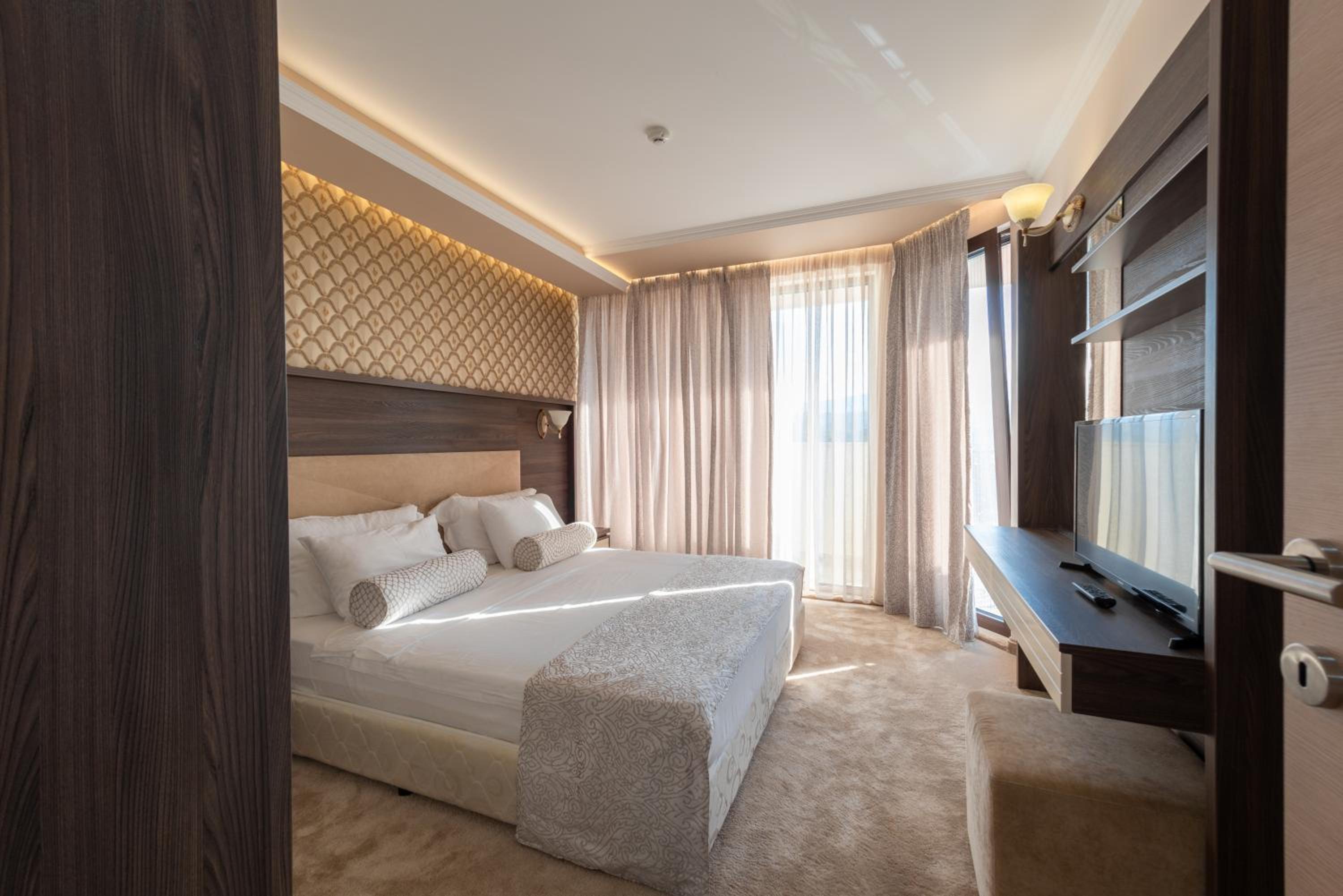 Suite with Balcony and Mountain View (2 adults + 2 children) - Photo 1