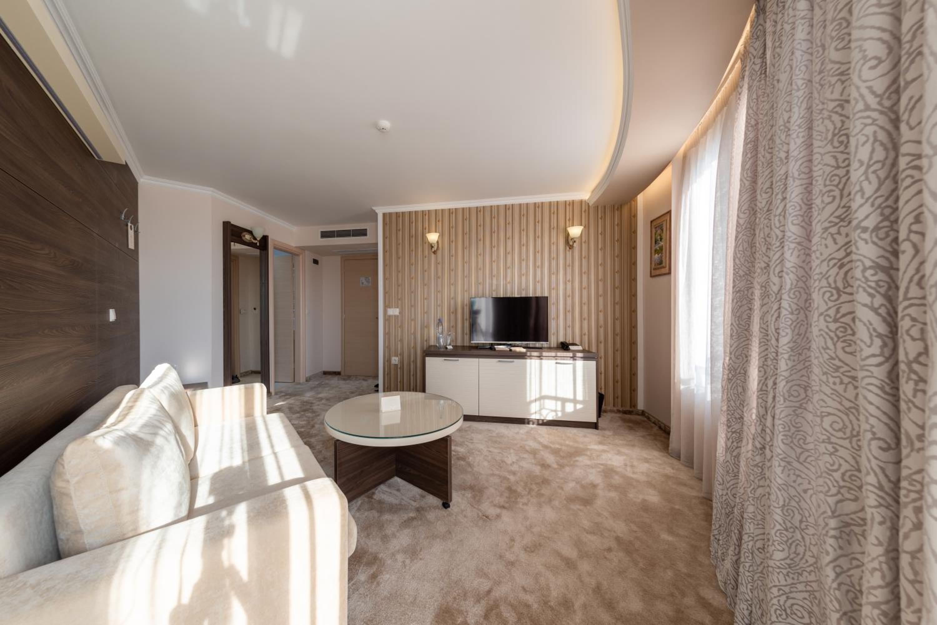 Suite with Balcony and Mountain View (2 adults + 2 children) - Photo 5