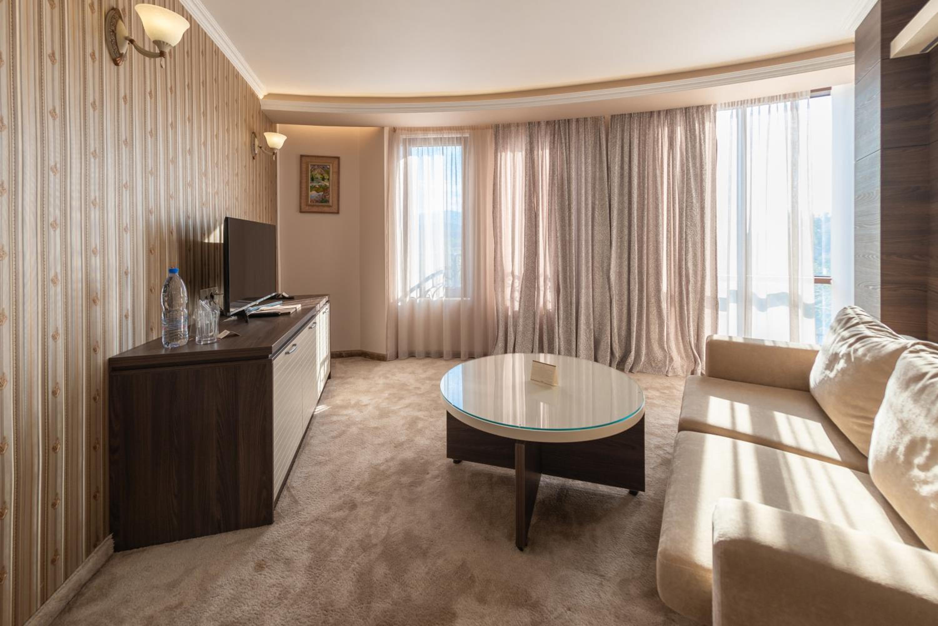 Suite with Balcony and Mountain View (2 adults + 2 children) - Photo 4