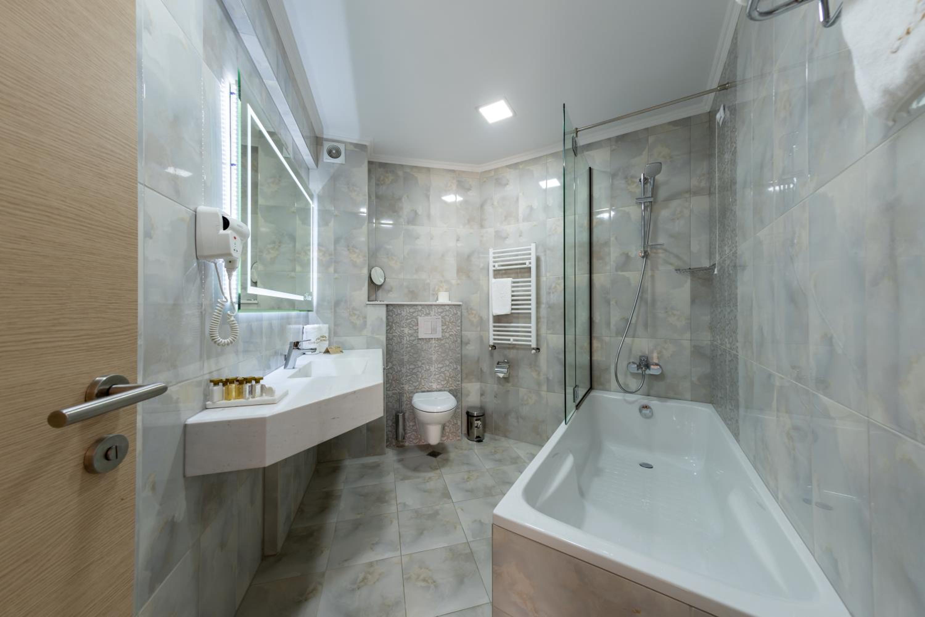 Deluxe Suite with Terrace (3 adults + 1 child) photo 2