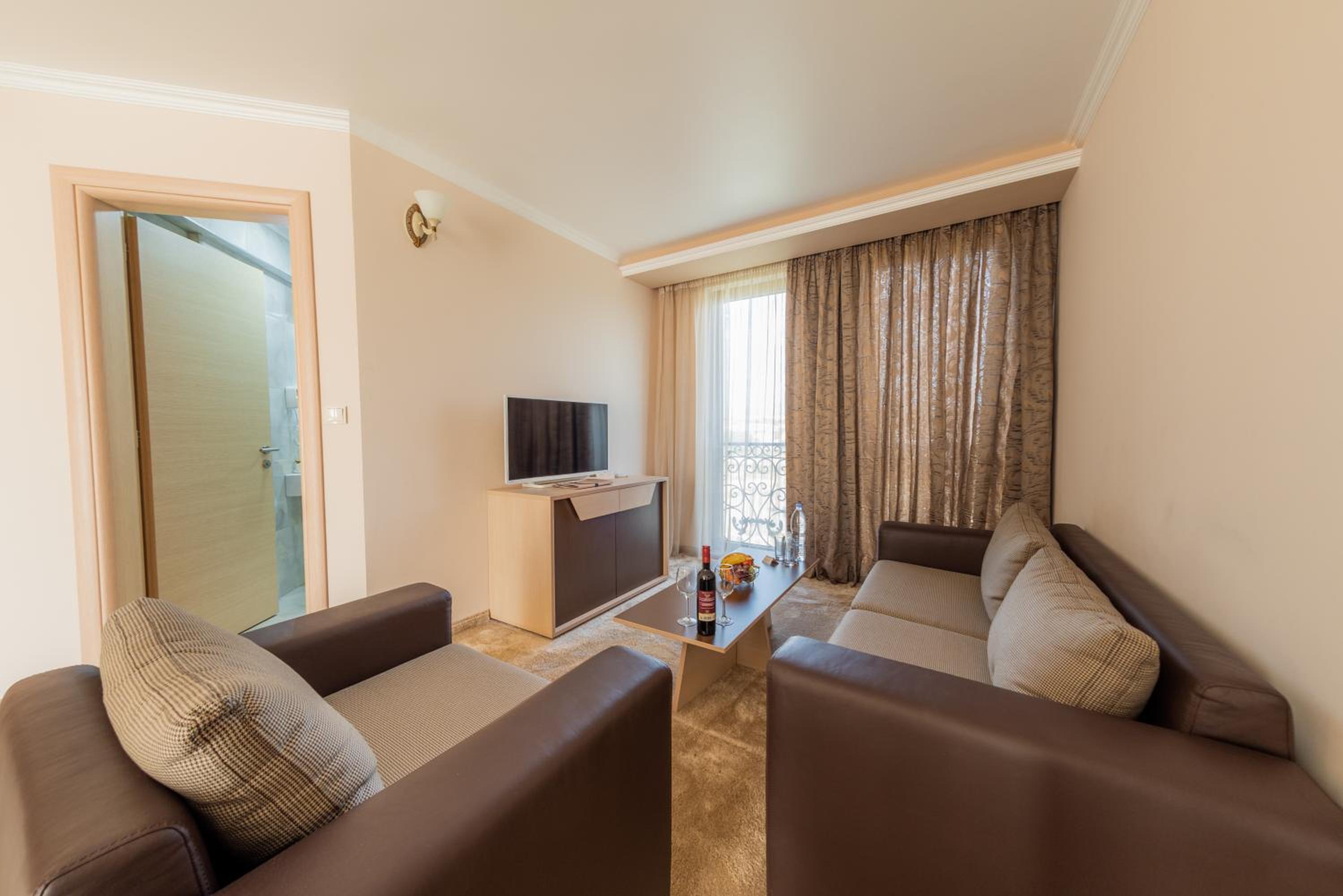 Deluxe Suite with Terrace (2 adults + 2 children) photo 1