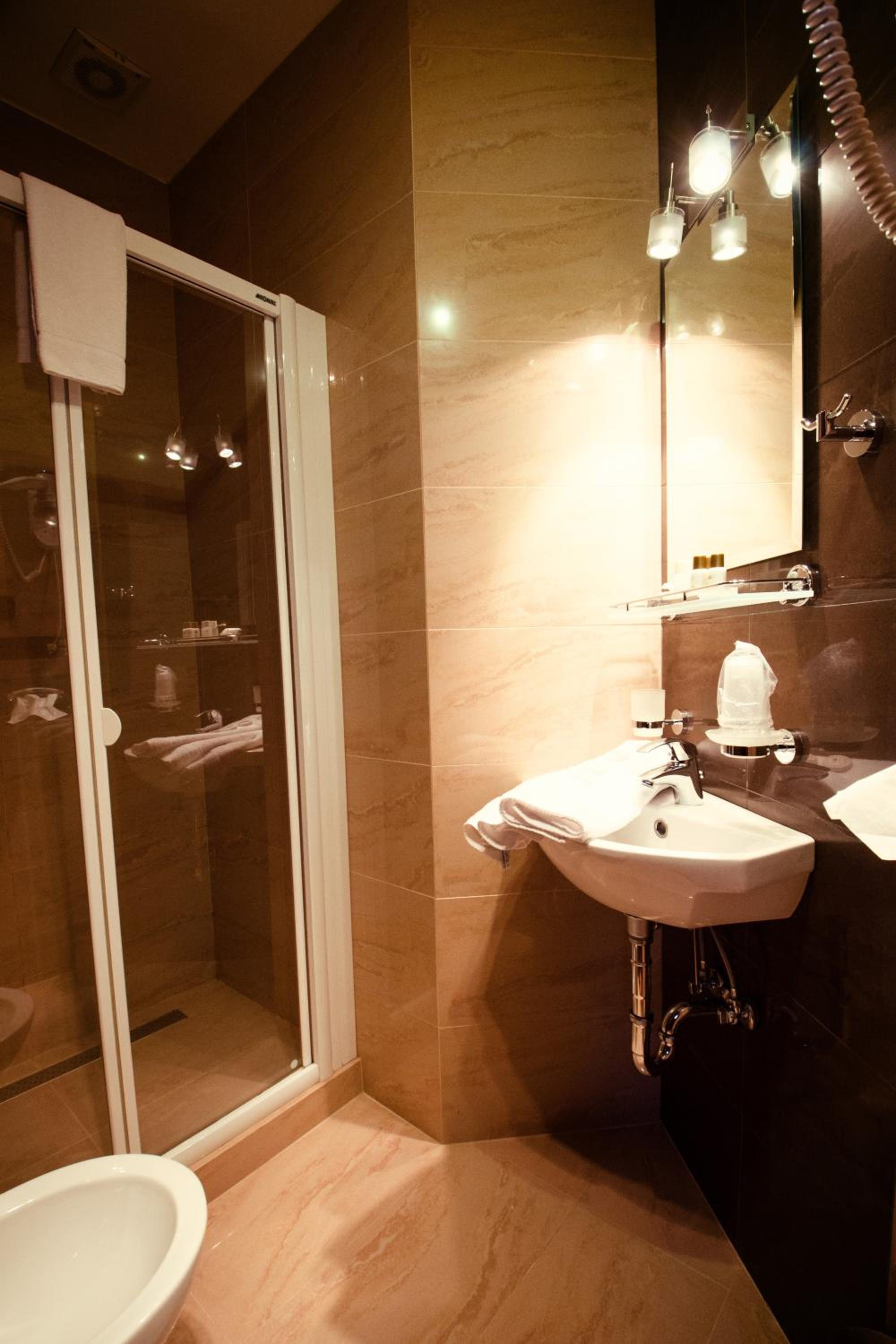 Deluxe Double Room (Bed with Stairs) - Photo 7