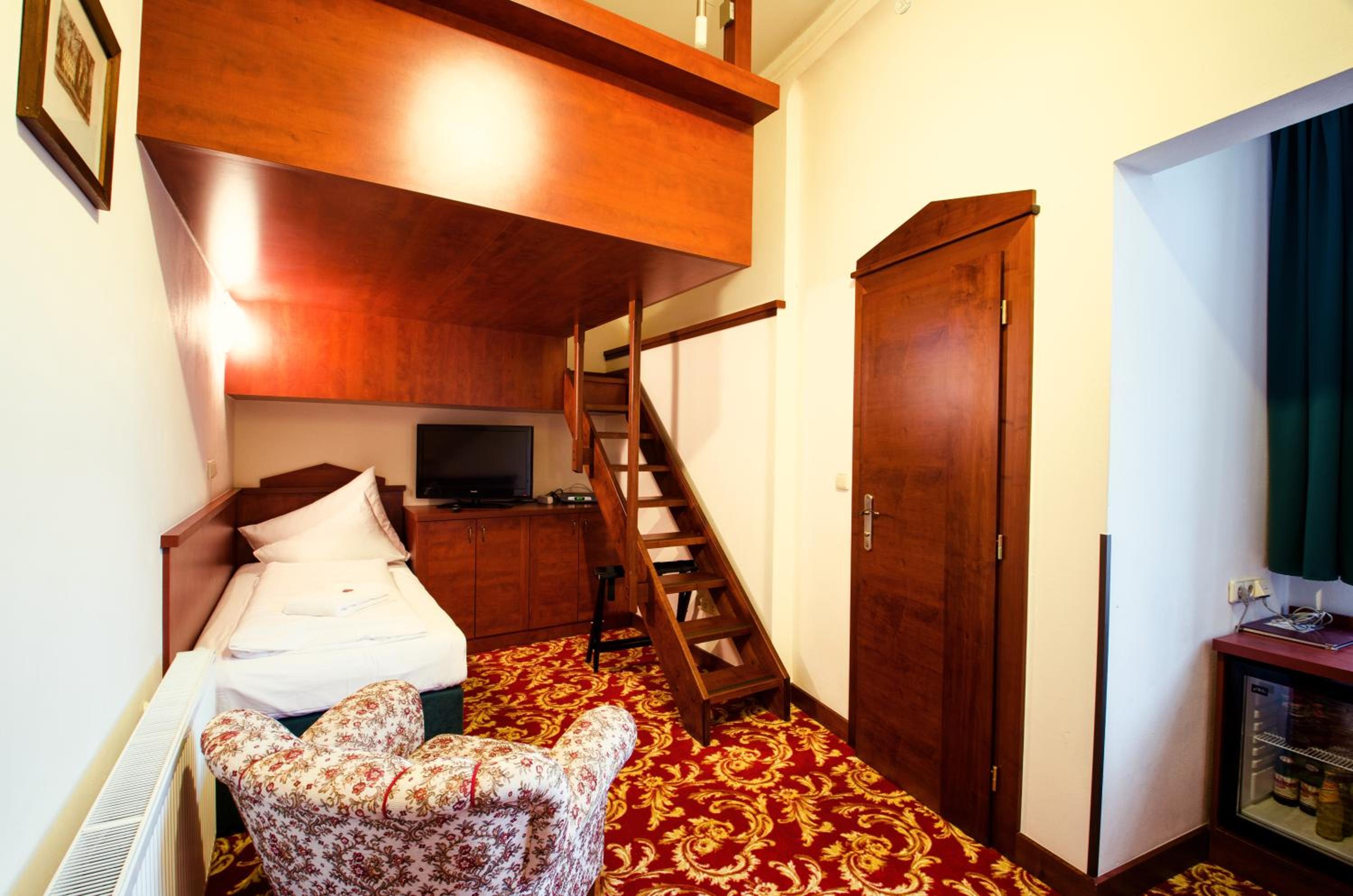 Deluxe Double Room (Bed with Stairs) - Photo 3