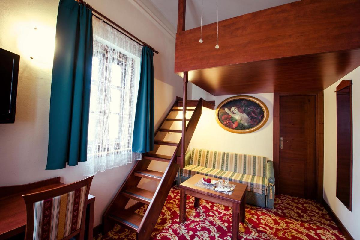 Deluxe Double Room (Bed with Stairs) - Photo 1