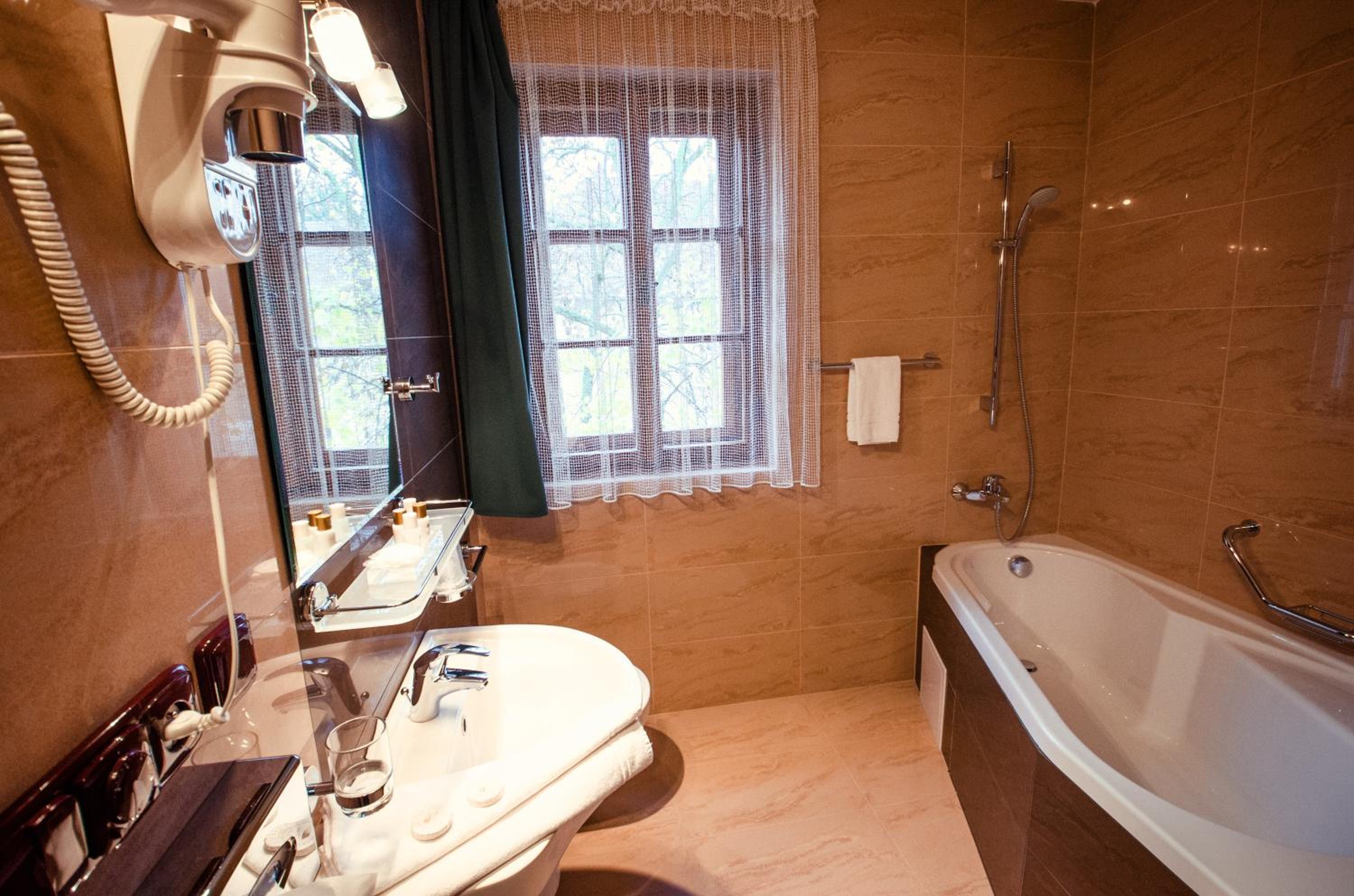 Deluxe Double Room (Bed with Stairs) - Photo 4