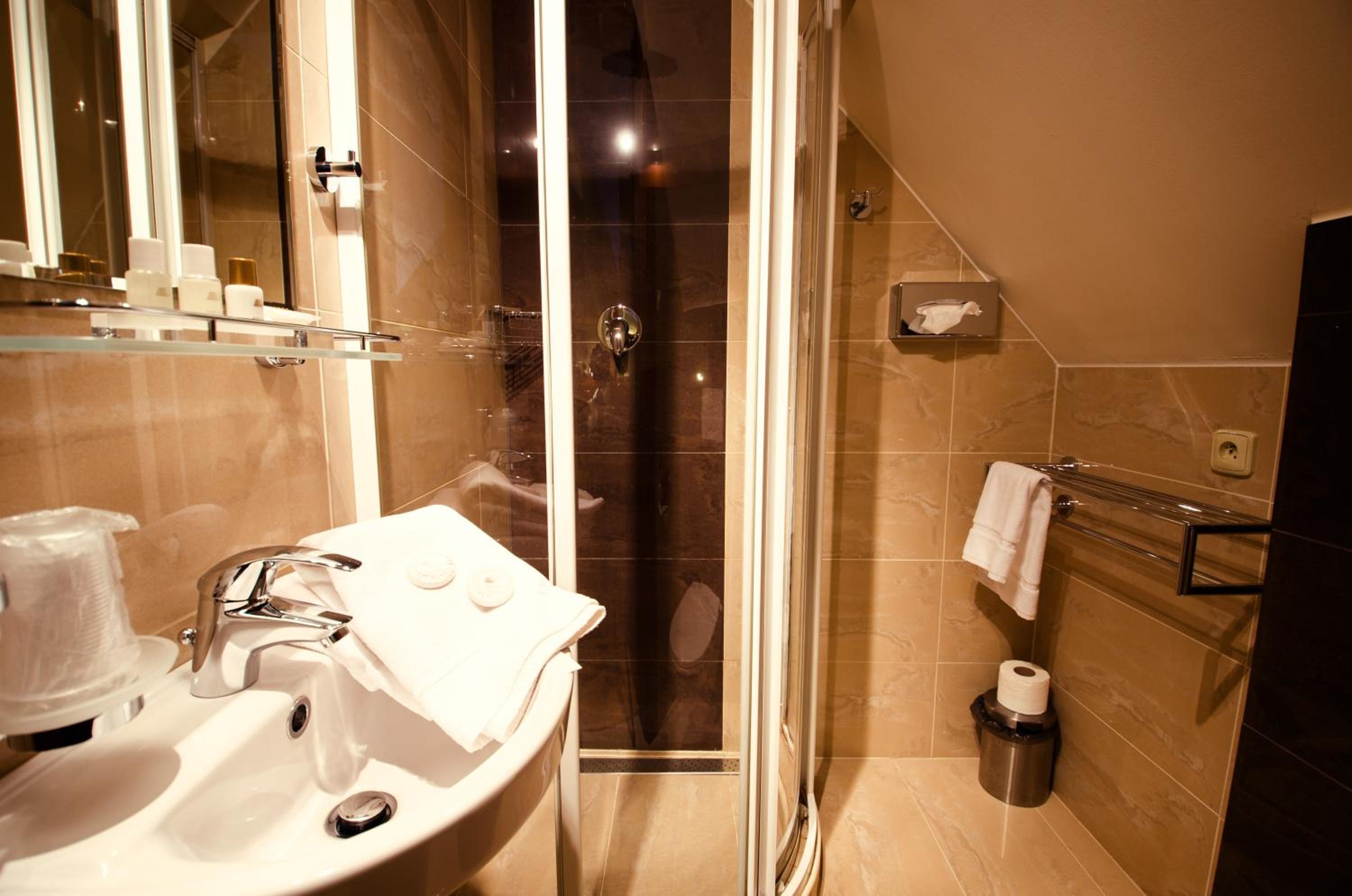 Deluxe Double Room (Bed with Stairs) - Photo 6