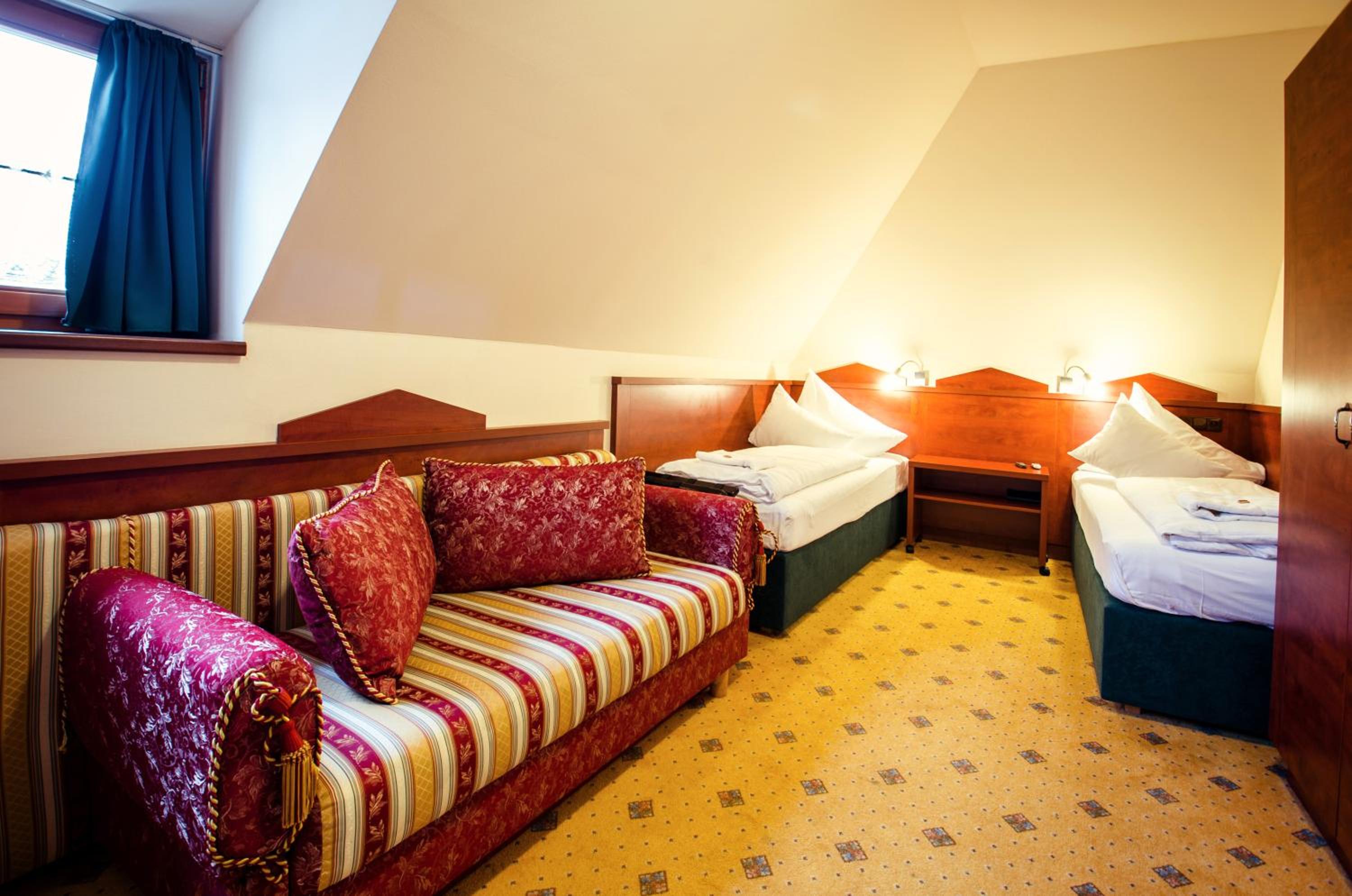 Deluxe Double Room (Bed with Stairs) - Photo 8